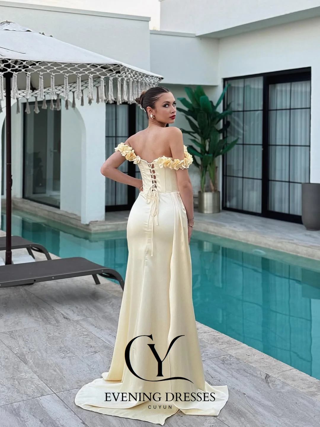 فساتين سهرة نسائية فاخرة من CUYUN بأشرطة على شكل زهور مصنوعة يدويًا فستان حفلات رائع مخصص بطول الأرض ثوب مسائي رسمي