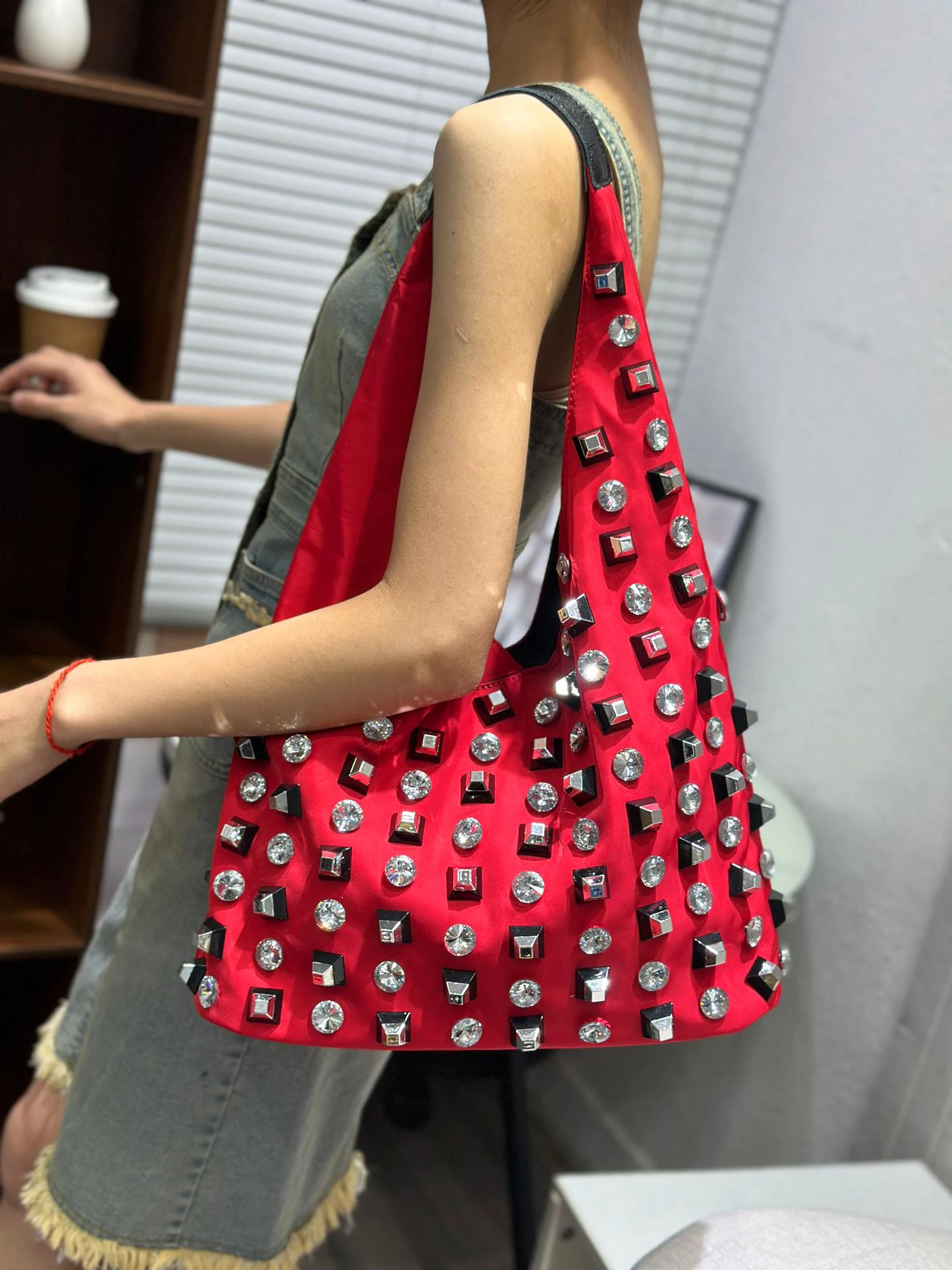 حقيبة يد نسائية عصرية مرصعة بأحجار الراين حقيبة كتف نسائية مصممة فاخرة حقيبة يد ذات سعة كبيرة حقيبة يد نسائية ناعمة للسيدات