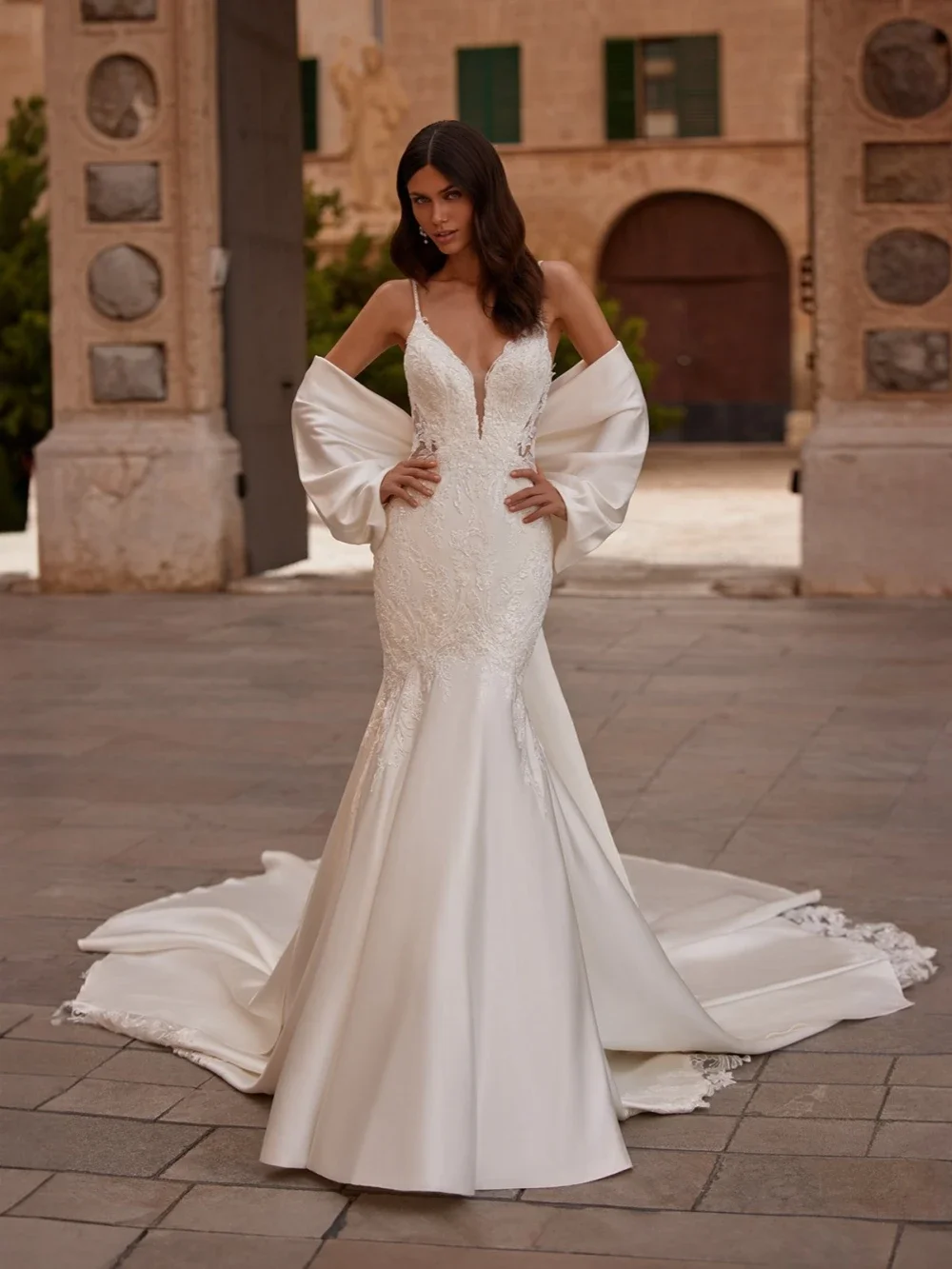 Customized Shinny Lace Appliques Satin Wedding Dress With Shawl Graceful Spaghetti Straps Bridal Gown Dresses For Bride
