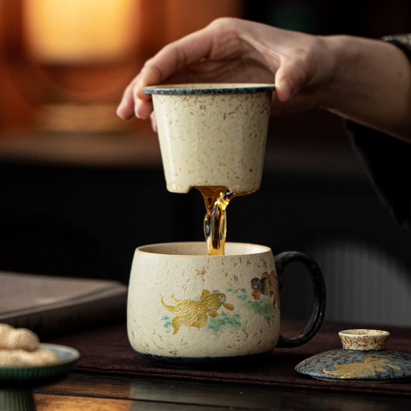 Jingdezhen Blue White Gold Fish Office Tea Mug With Lid Ceramic Filter Cup Home Desk Water Separation Drinking Set
