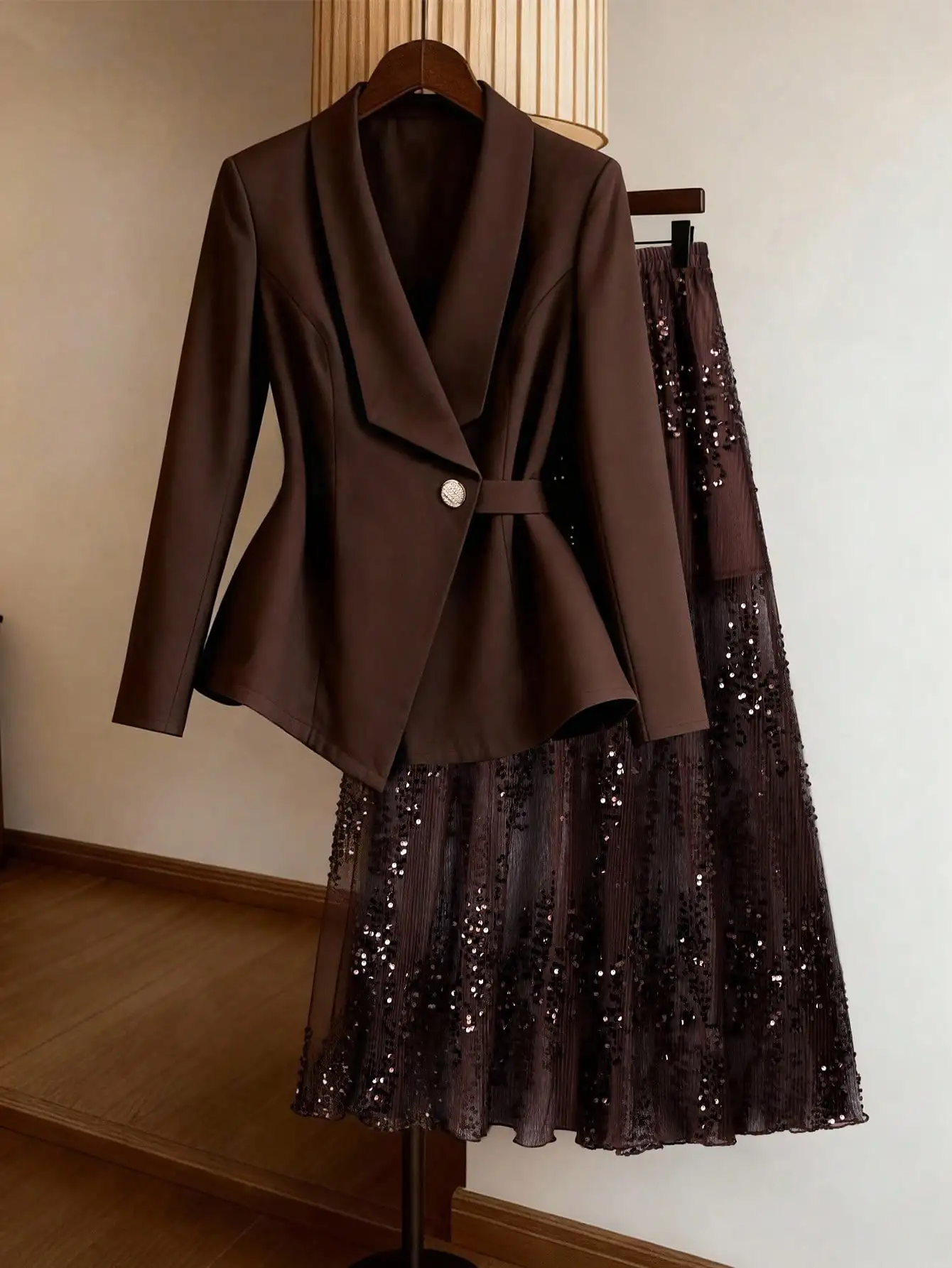 

Комплект из двух предметов GlowEve CURVE: плиссированная юбка с пайетками и приталенный блейзер для женщин больших размеров, для вечеринок и банкетов