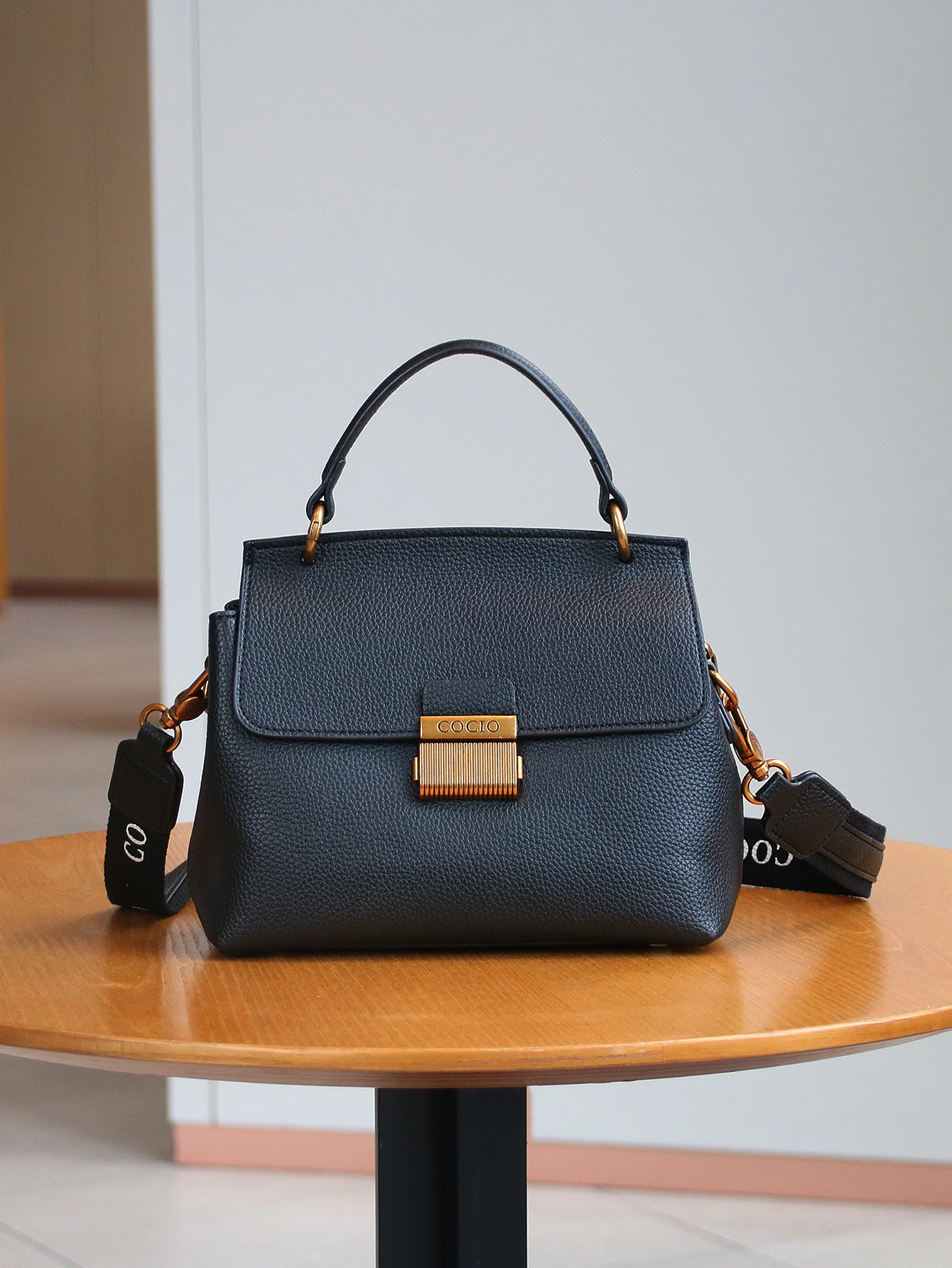

2025 new fashion soft leather lychee light luxury handbag with high sense of heavy industry hardware design small square bag lei