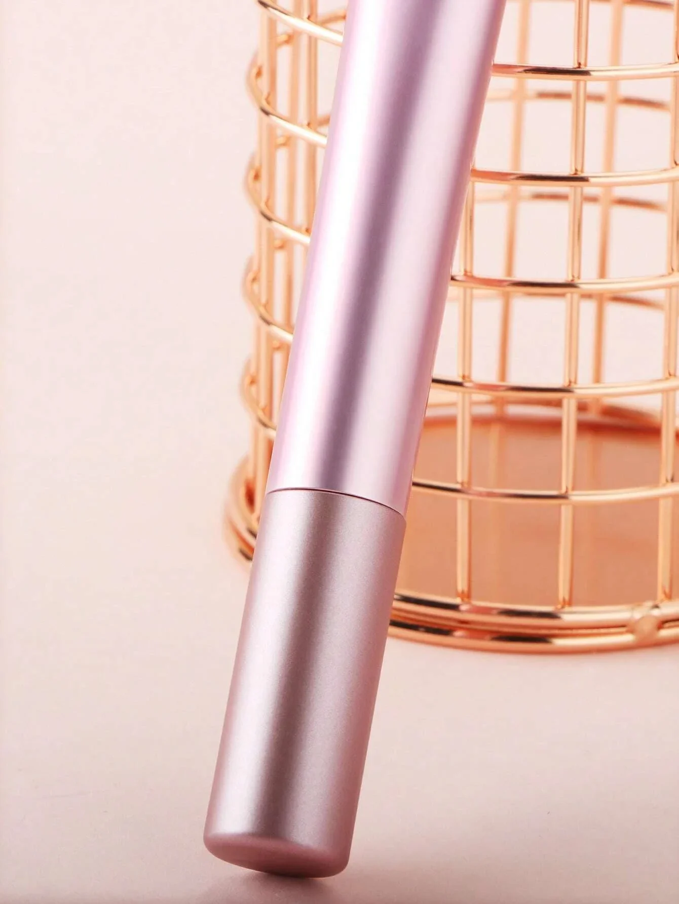 ชุดแปรงแต่งหน้า 3 ชิ้น รวมถึงแปรงไฮไลท์ แปรงอายแชโดว์ และแปรงคอนซีลเลอร์ เครื่องมือในกล่องของขวัญ