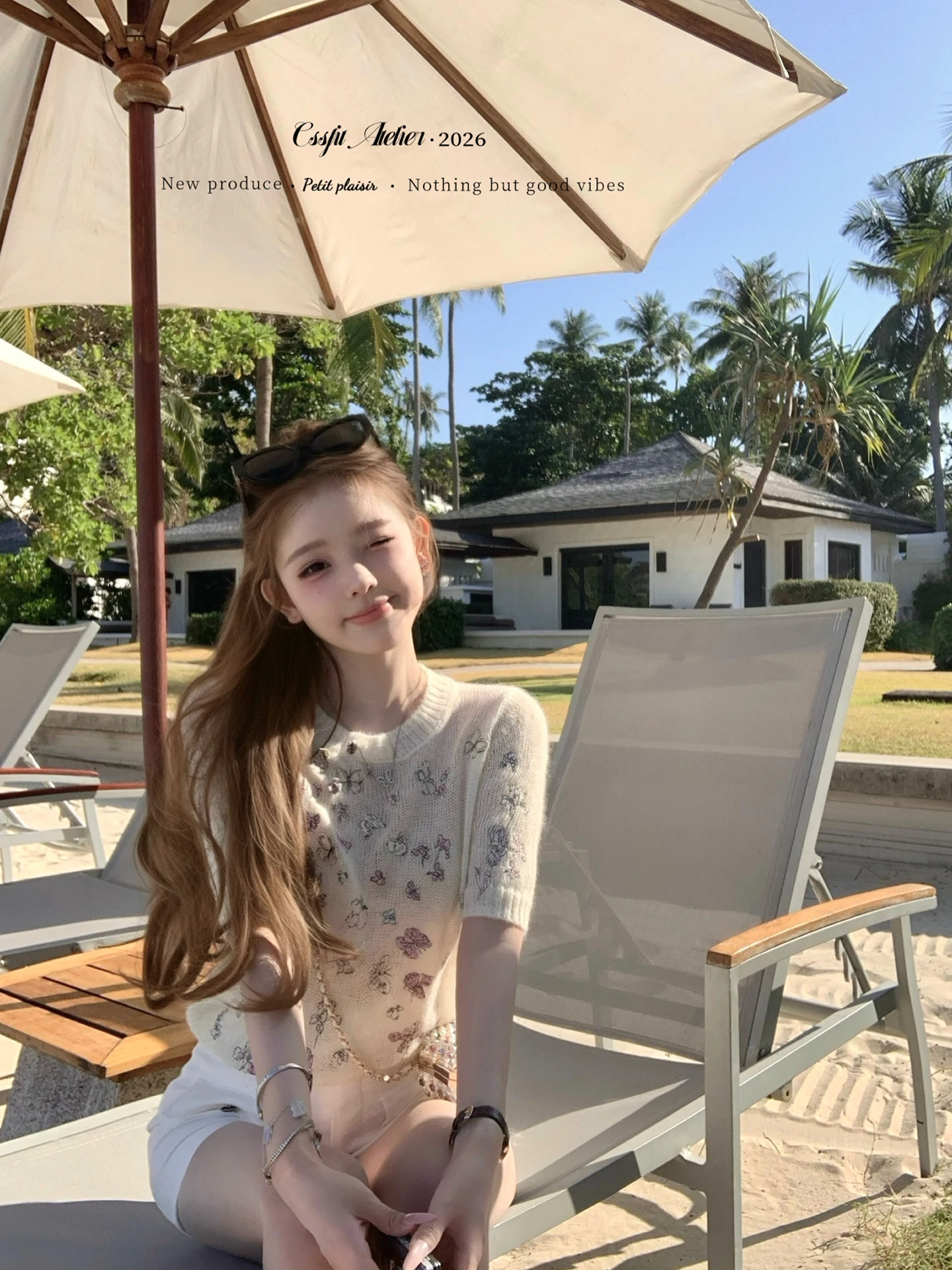 

Весенний комплект 2026: Модный женский трикотажный костюм из двух предметов с вышивкой узлами, коротким рукавом и асимметричной юбкой