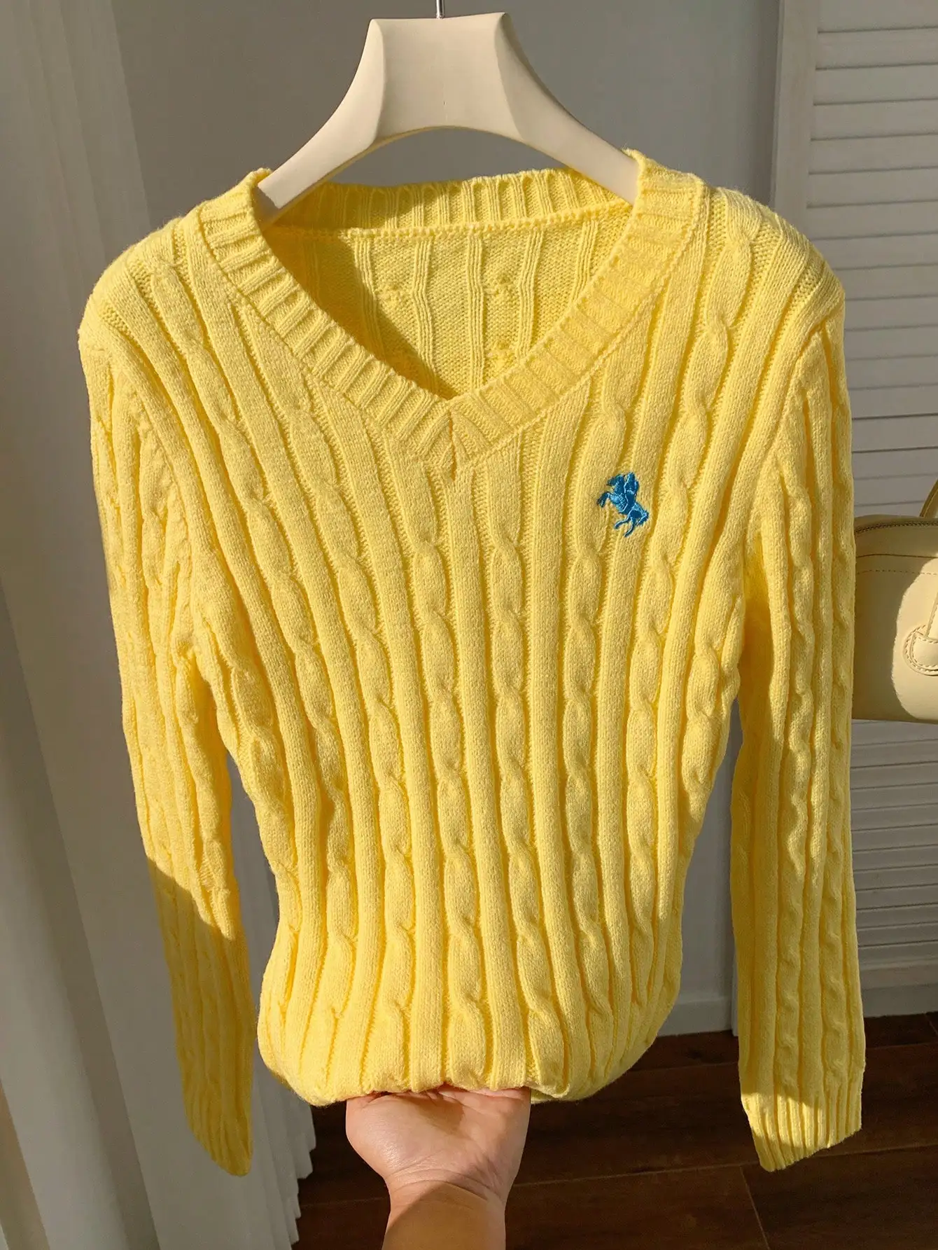 

Желтый вязаный свитер с v-образным вырезом и вышивкой синей лошади, повседневный осенне-зимний пуловер для женщин