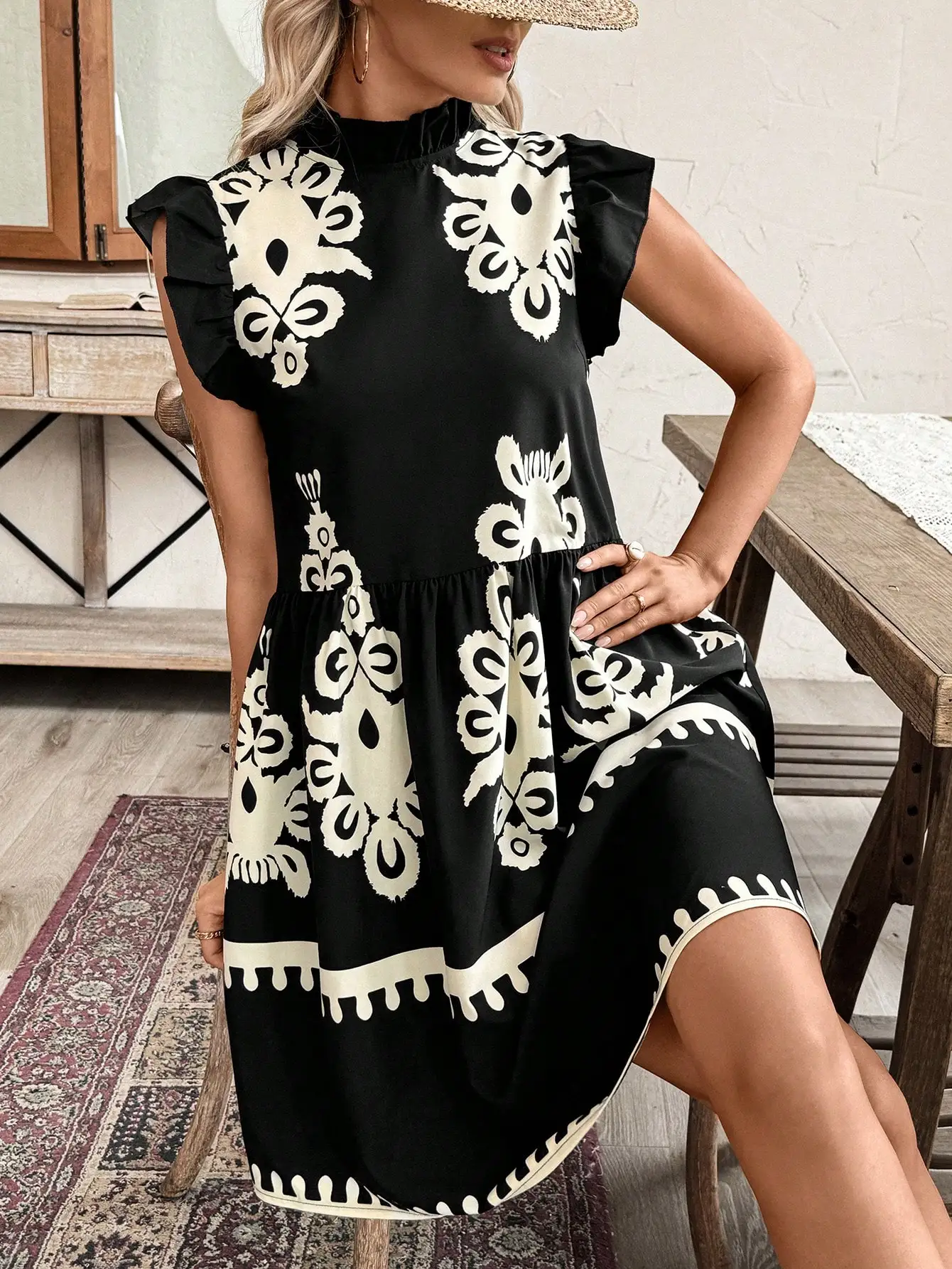 

Черно-кремовое платье А-силуэта с цветочным принтом и рукавами-рюшами для летнего отдыха