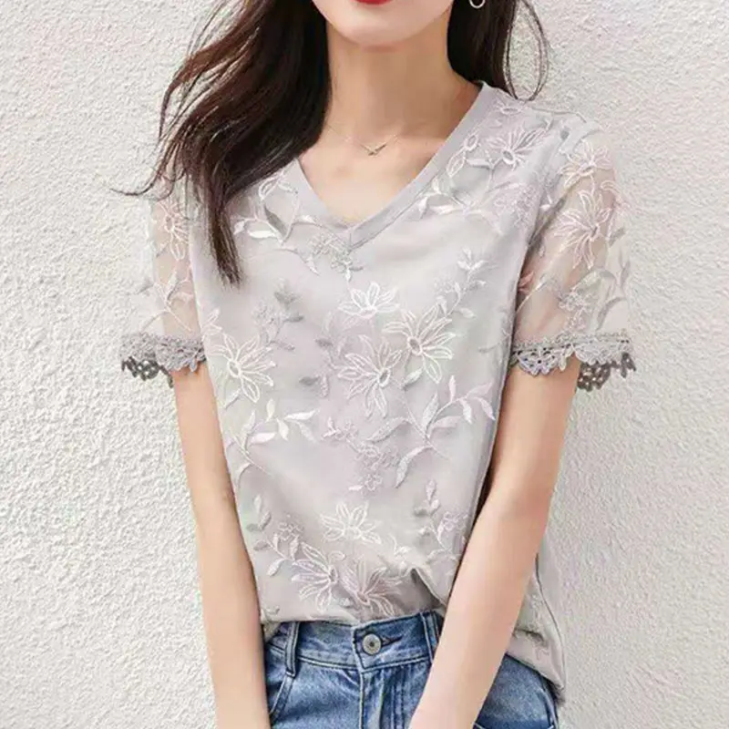 

Chinese Style Summer New Vintage Embroidery V-neck Short Sleeve Lace Women Elegant Patchwork Niche Trend Net Yarn Paisley Tops