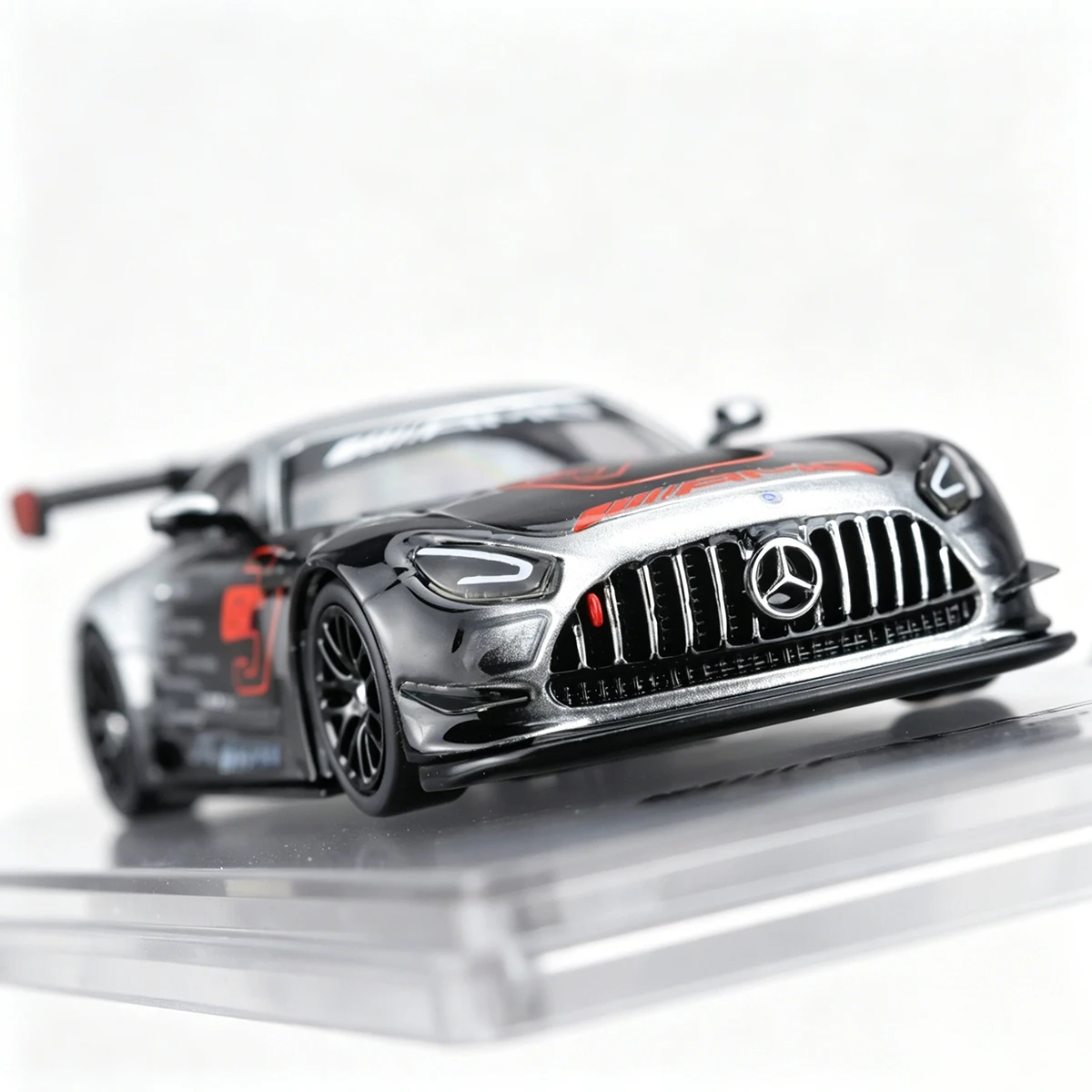 En stock Kilo Works × NZG 1:64 Mercedes-AMG GT3 Silver Black Gradient Red GT Livery con capó abrible, modelo fundido a presión, licencia oficial