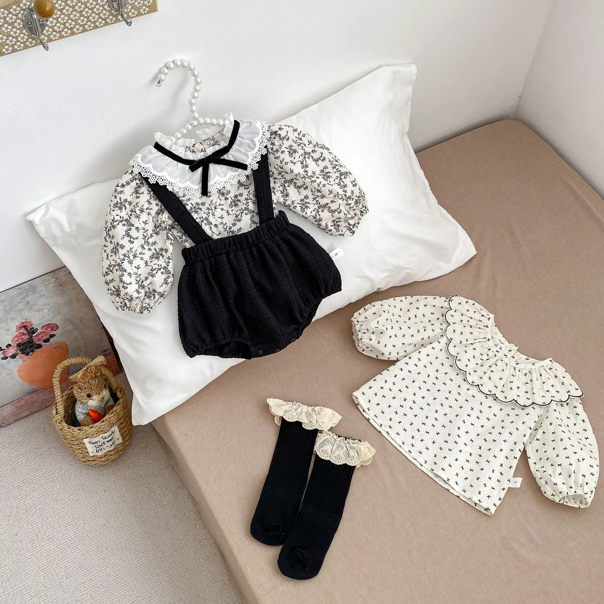 

2025 Ins Autumn Infant Baby Girls Rompers Black Newborn Girls Jumpsuits Notch Collar Long Sleeve Floral Prints Kid Girls Shirt