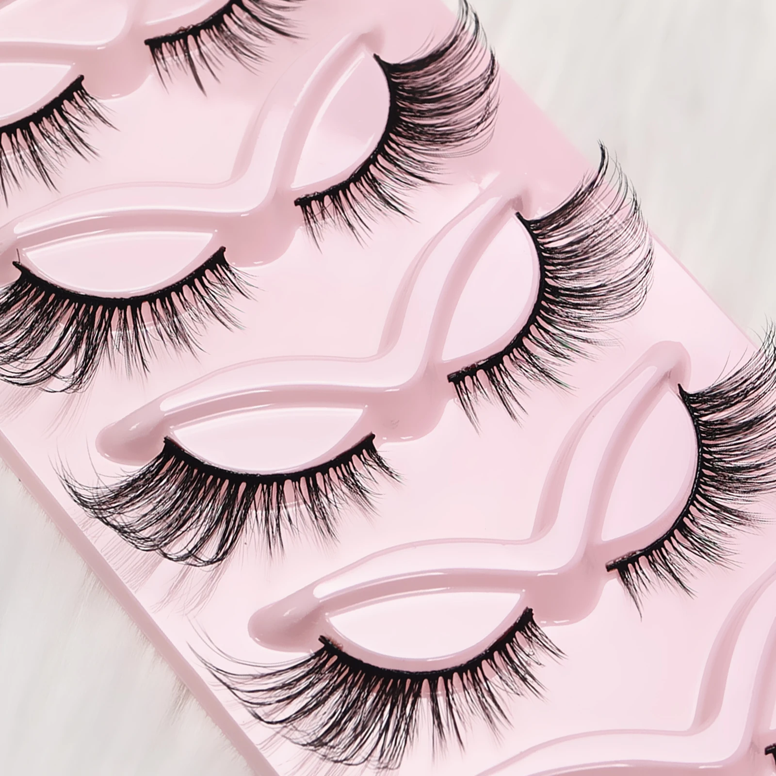 5 ペアのキャットアイつけまつげ、長いウィスピーな目端、細長い太いストリップまつげ、ナチュラルなソフトバンド、再利用可能