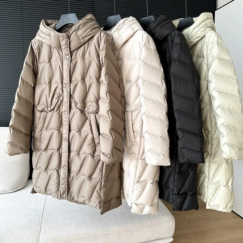 

Женская куртка средней длины на белом утином пуху с капюшоном и защитой от ветра