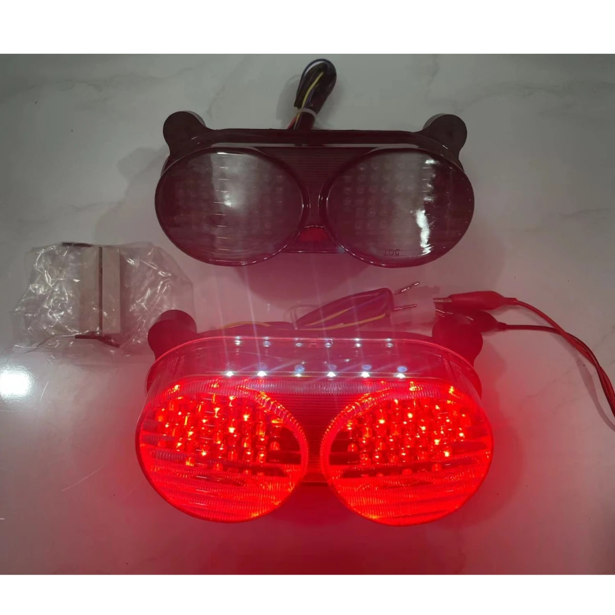 

Motorcycle LED Rear Tail Light Brake Taillight Turn Signal Light Stop Lamp Universal For KAWASAKI ZR7S 00-03 ZX-6R J1 J2 00-02