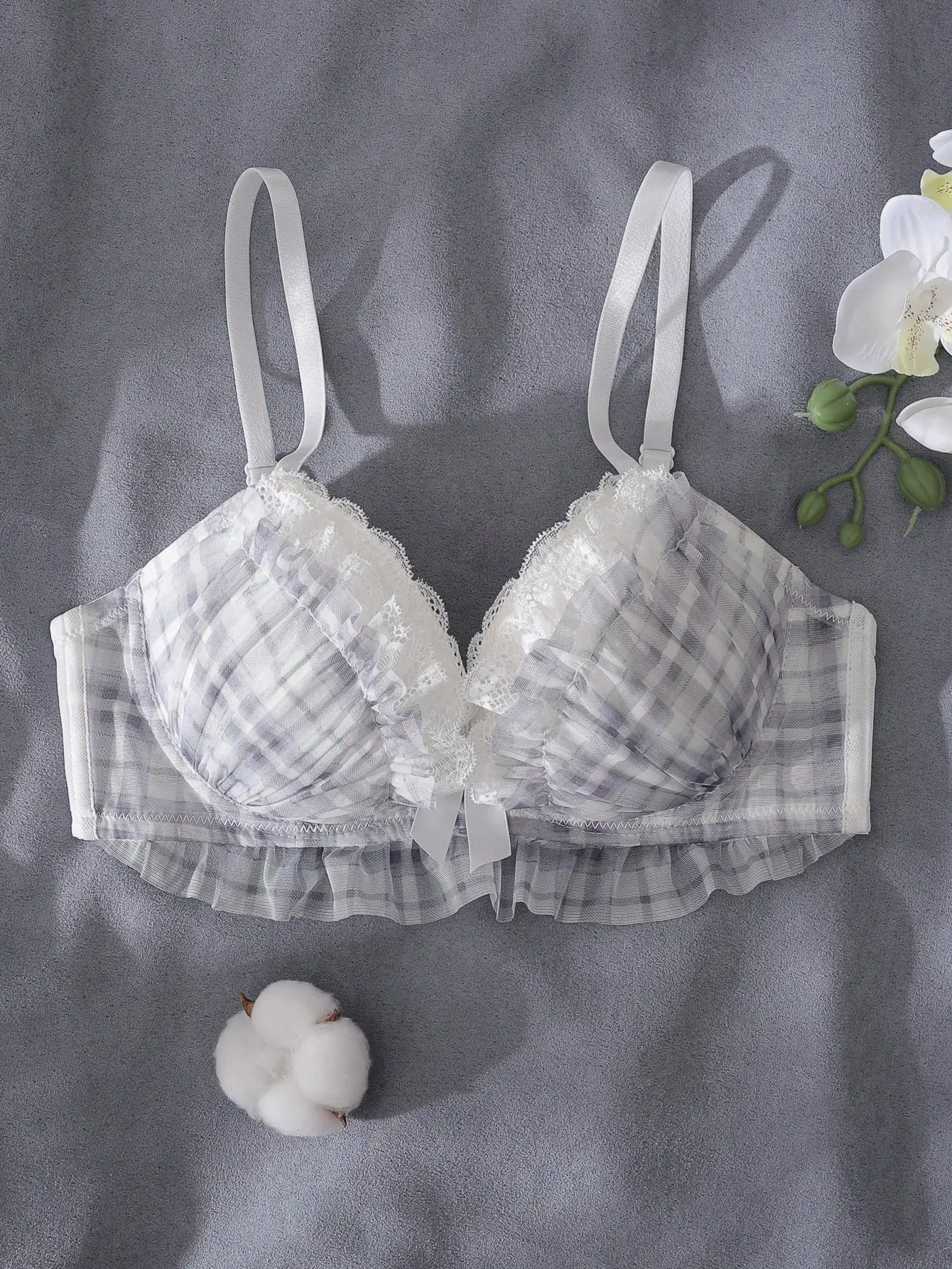 

Серый бюстгальтер-балконет в клетку с кружевной отделкой, рюшами и бантом