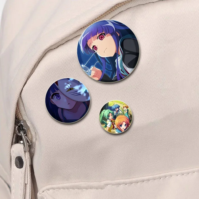 Anime giapponesi da 58 mm When They Cry Pins Spilla in banda stagnata, Distintivo con icona di figura, Spille fatte a mano per la decorazione di vestiti sullo zaino