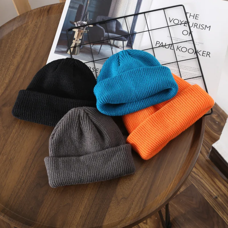 Cappello lavorato a maglia con bordo arricciato tinta unita autunno e inverno Cappello lavorato a maglia caldo a prova di freddo per il tempo libero all'aperto Logo personalizzato