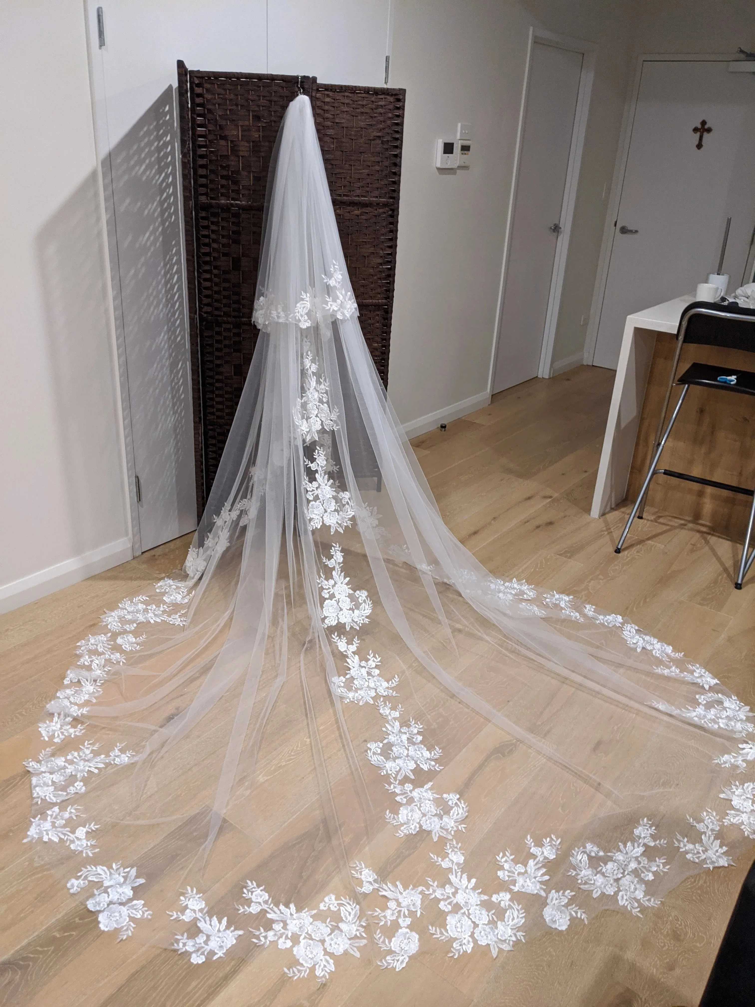 Vintage Cathedral Length Wedding Veil 2 Tier Design Delicate Flower Lace Appliques Bride Sheer Tulle Custom Long Bridal Veils