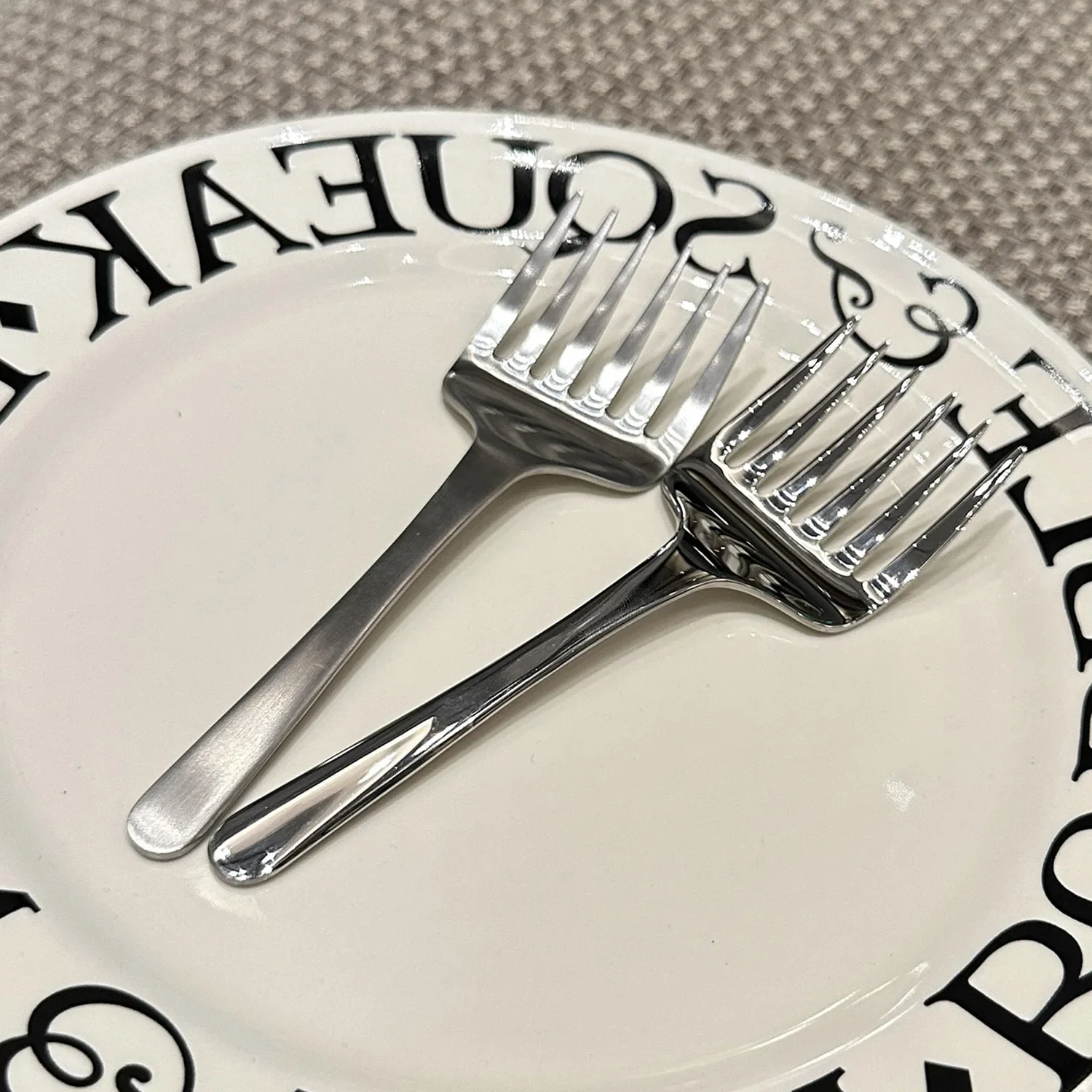 Tenedor de postre de acero inoxidable de seis dientes con un solo mango coreano creativo, tenedor de fruta portátil, tenedor de pastel de acero inoxidable 304