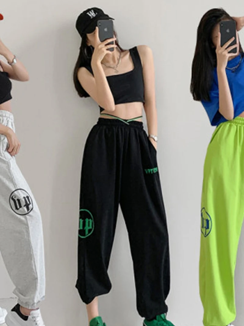กางเกงแจ๊สเอวสูงทรงสตรีทแดนซ์สำหรับผู้หญิง ชุดฝึกซ้อมสไตล์ฮาราจูกุ กางเกงขายาวทรงสลิมพร้อมรองเท้าผ้าใบ กางเกงฮาเร็มสปอร์ต