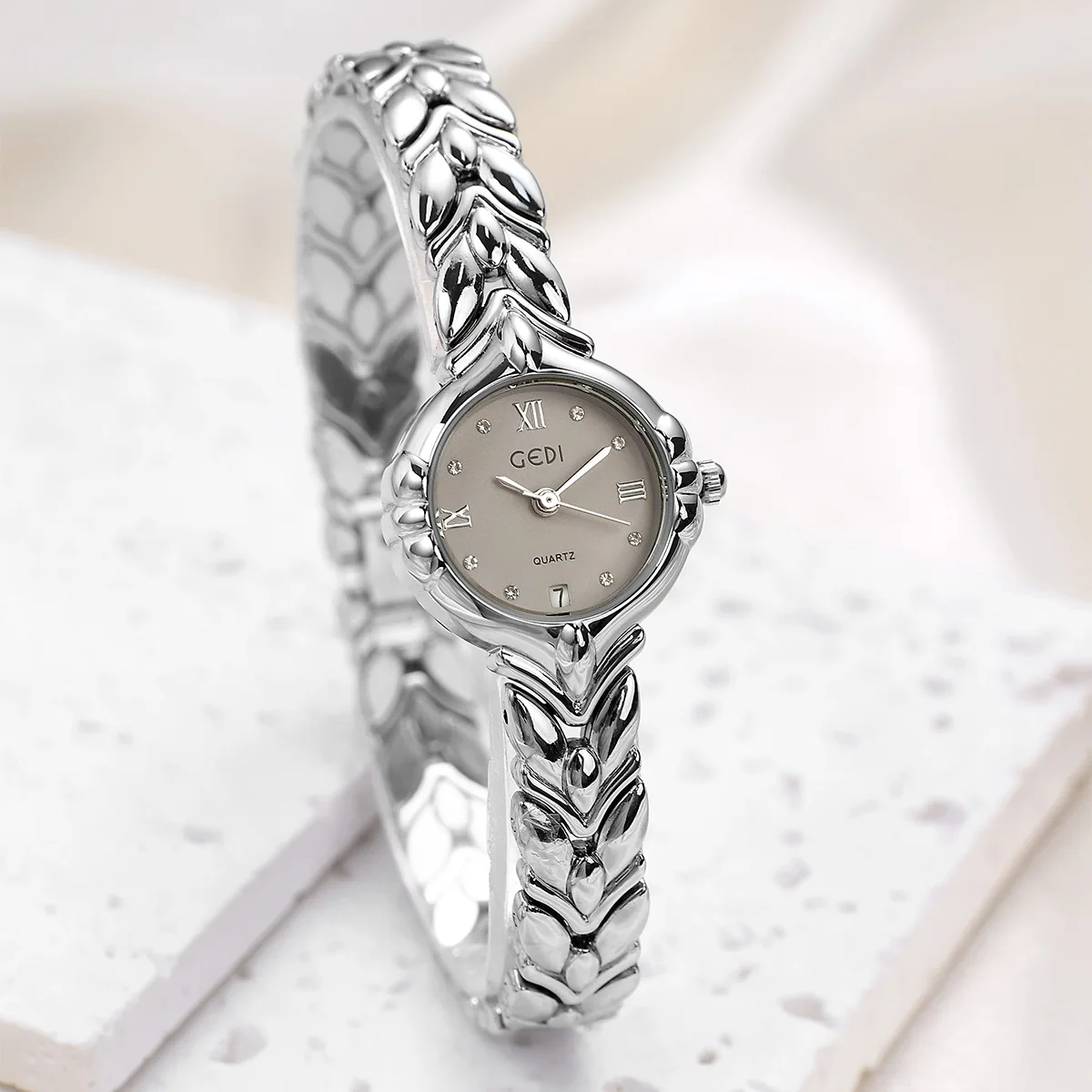 Zegarki na rękę typu bransoletka, wykwintne, kompaktowe, lekko luksusowe, wysokiej klasy, wodoodporne, w stylu vintage, modne, damskie, kwarcowe.