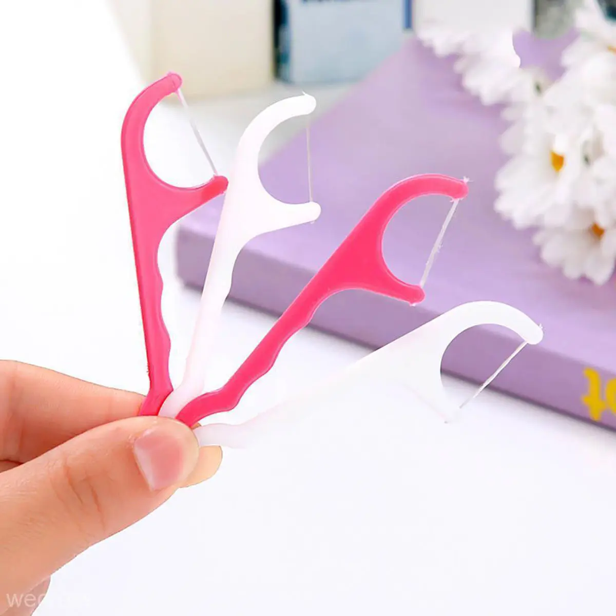 100Pcs Dental Floss Picks Portable Nylon Wire Ultra Thin Silk Teeth Cleaner Floss Pick for Stain Removal Plaque Breath