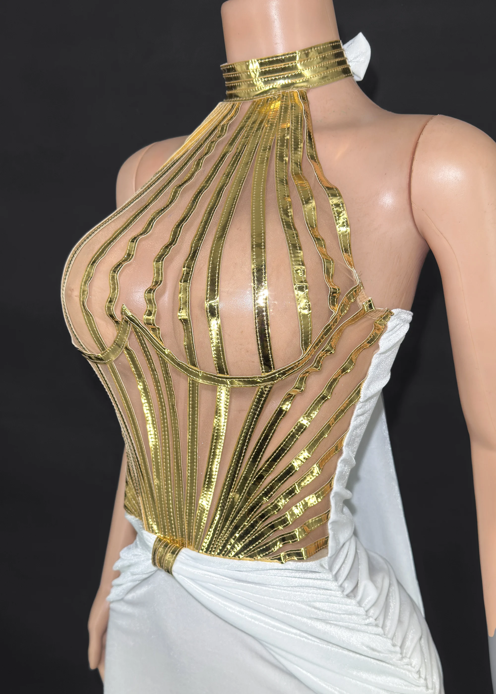 ZD „Elegantes, figurbetontes Maxikleid in Gold und Lila – Neckholder, durchsichtiges Mesh-Metallic-Design für Damen-Party- und Club-Outfits