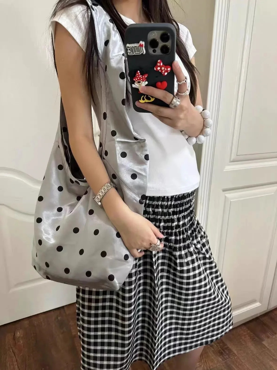 

Новая сумка-тоут 2025 года с серебристым узором в горошек, атласная, легкая, на одно плечо, универсальная, для повседневного использования, сумка-багет