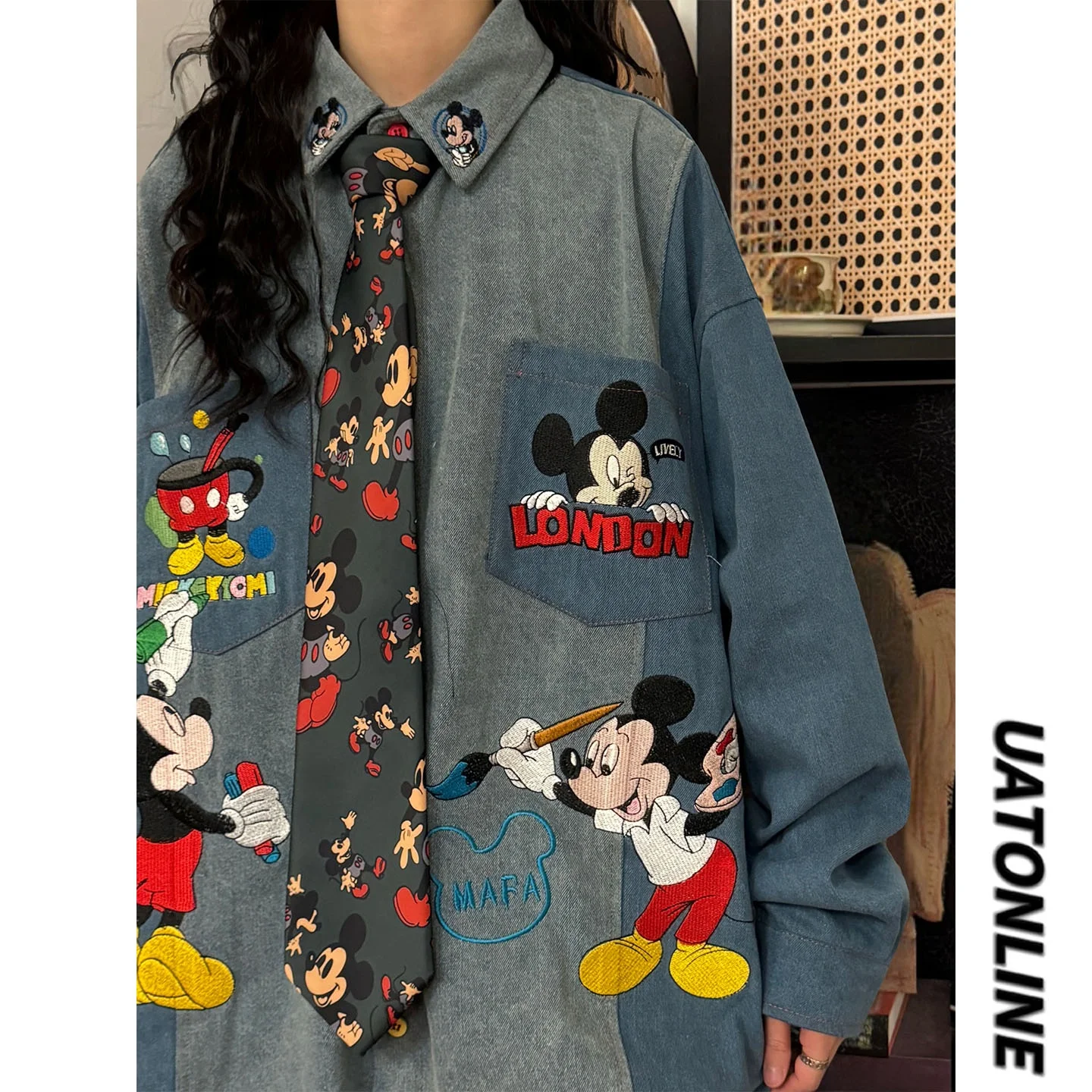 

UATONLINE2026 Весенняя джинсовая рубашка в американском ретро-стиле с мультяшной вышивкой, цветными блоками и длинными рукавами, свободного кроя