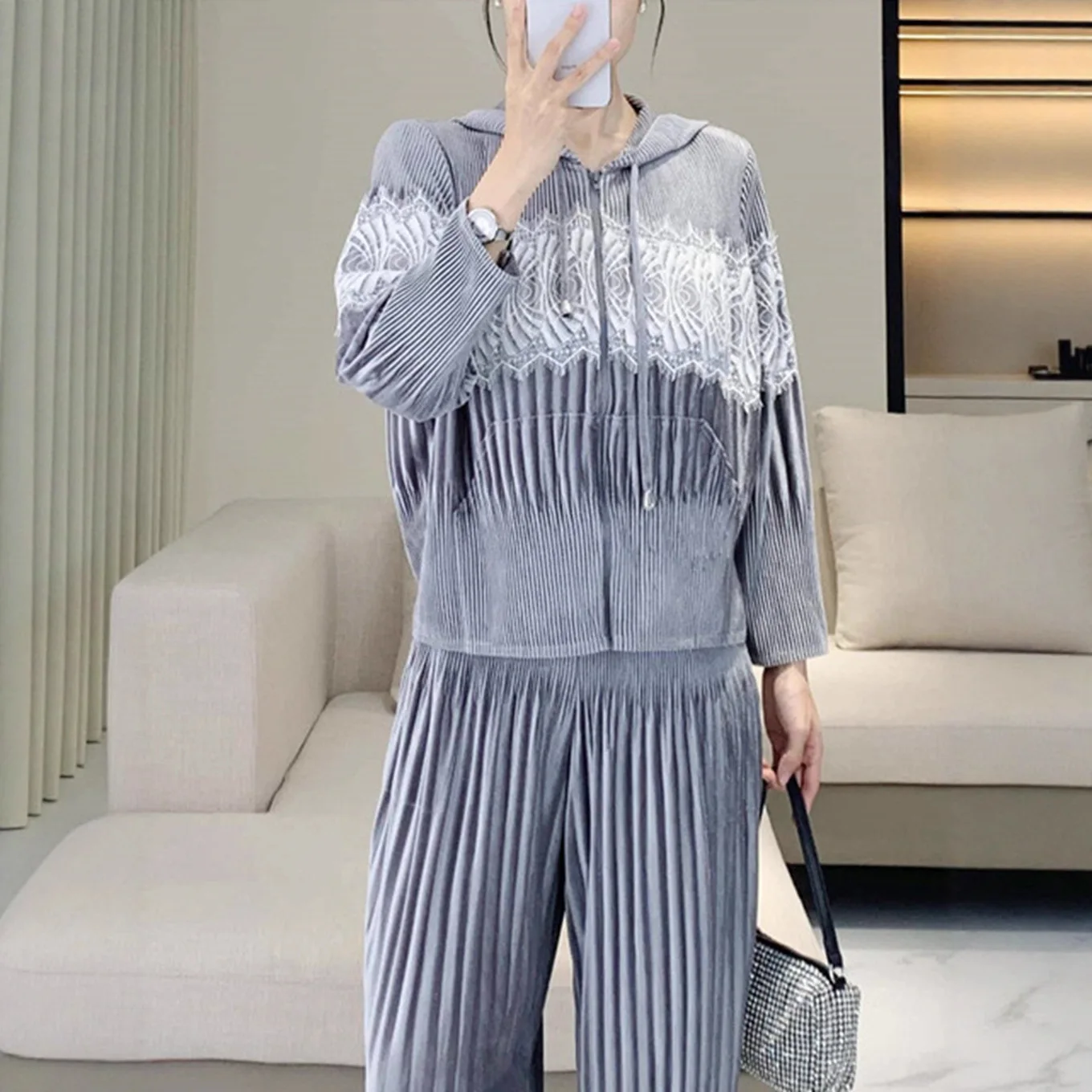 Miyake Fold 2025 New Autumn/Winter Velvet Hoodie Women's Fold Lace Splicing Zipper Top Pleated Fashionable Slim Women's Coat