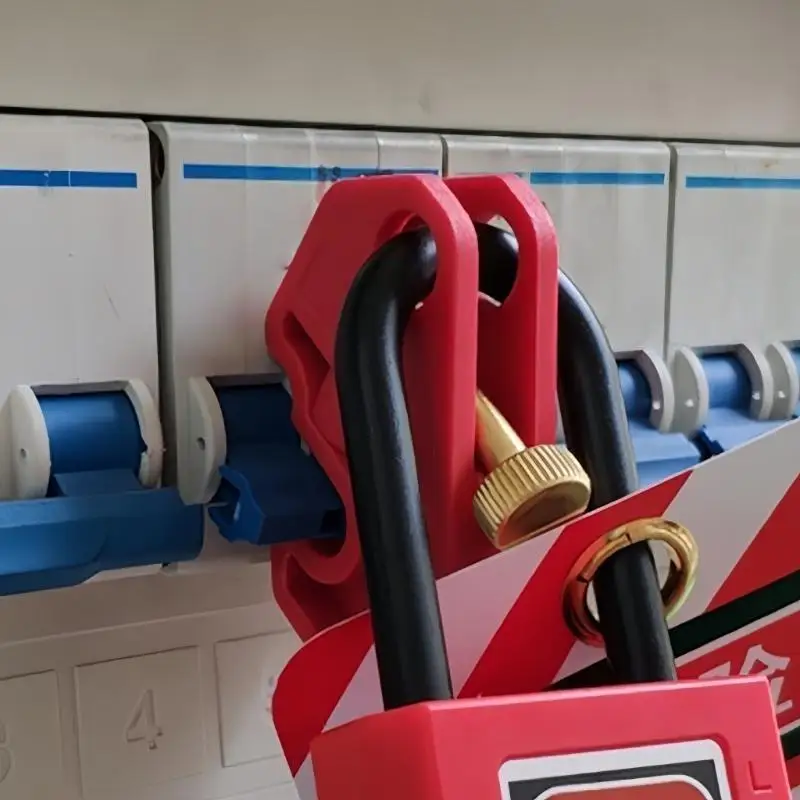 R9UF ล็อคเบรกเกอร์การติดตั้งง่าย ๆ ที่มีวัสดุหน่วงไฟหัวสกรูขนาดใหญ่สำหรับการป้องกันอุบัติเหตุทางไฟฟ้า