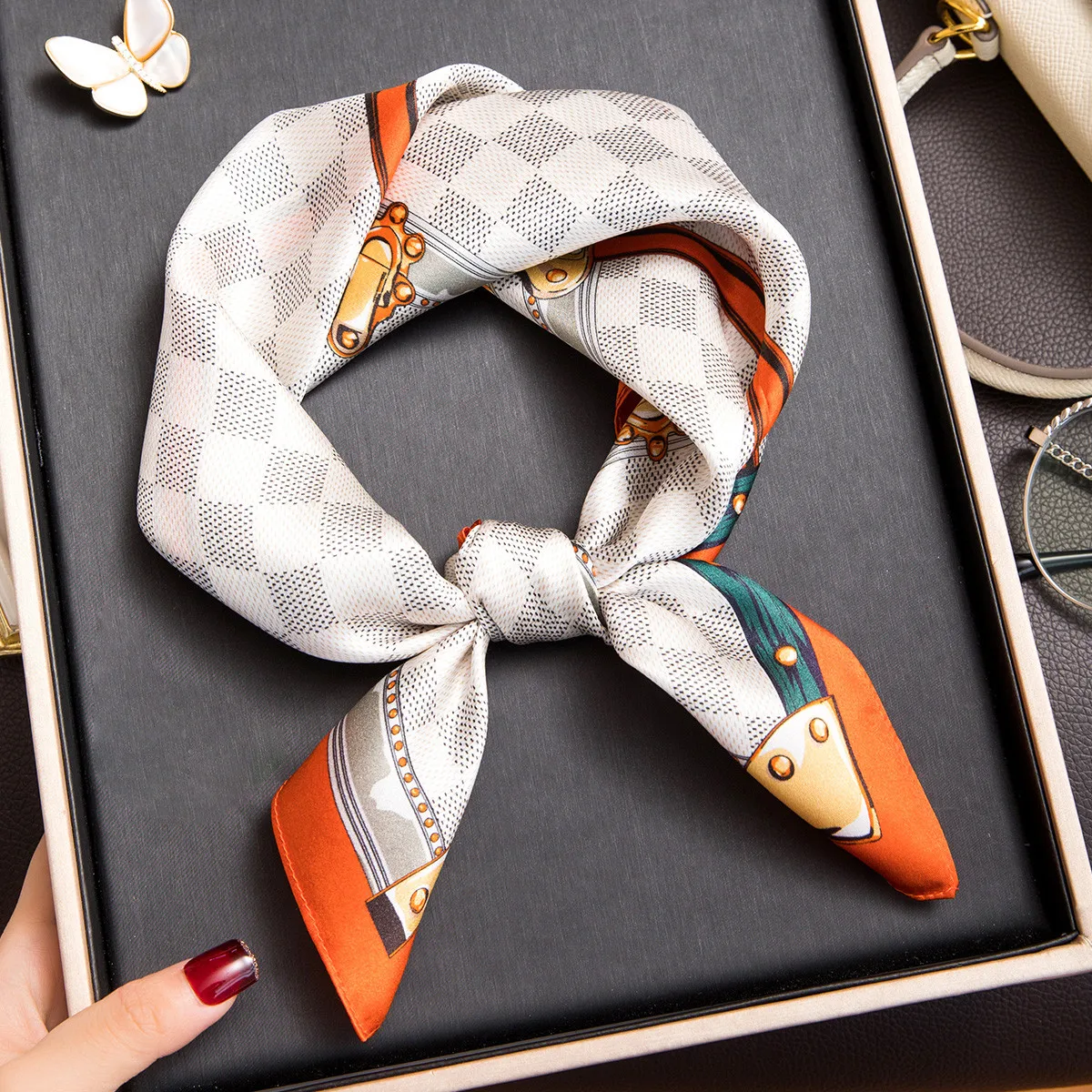 シルクスクエアスカーフ女性のスタイルプロフェッショナル装飾ネックウォーマー韓国語版春秋冬ソフト快適な幾何学模様