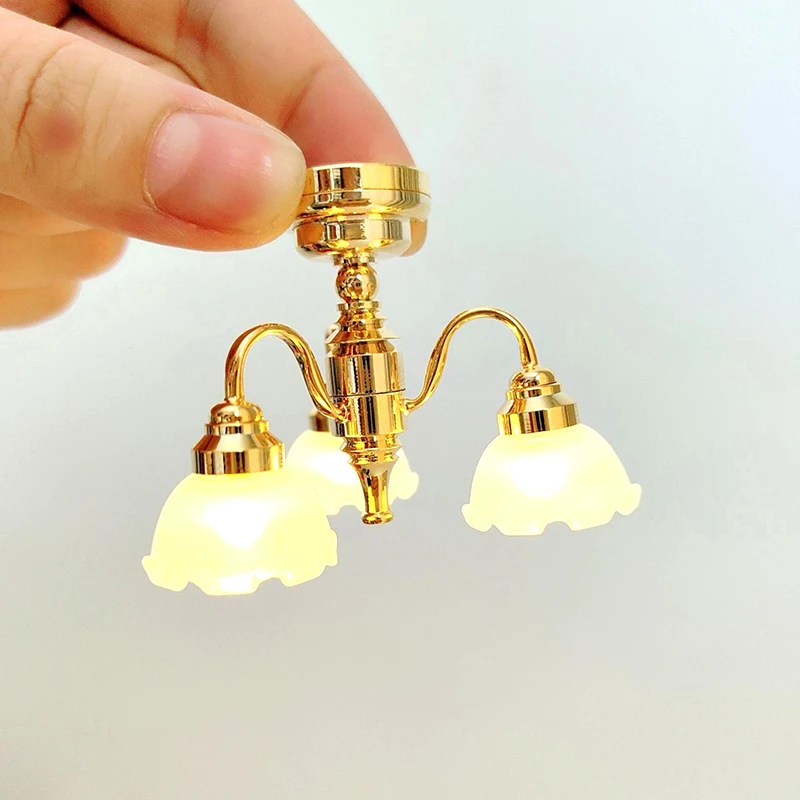 1:12 Dollhouse miniatura LED lampada da soffitto dorata lampadario illuminazione domestica modello casa delle bambole camera da letto soggiorno Decor accessori