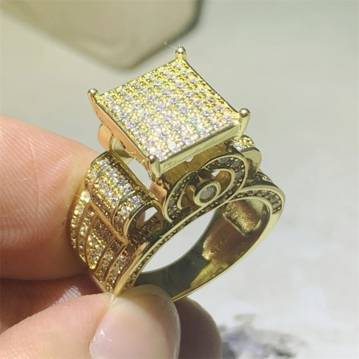 تألق الهيب هوب مجوهرات 18K الذهب الأصفر معبأ تمهيد عالية الكربون الماس مويسانيتي الفاخرة حفلة الخلود النساء خاتم الزواج