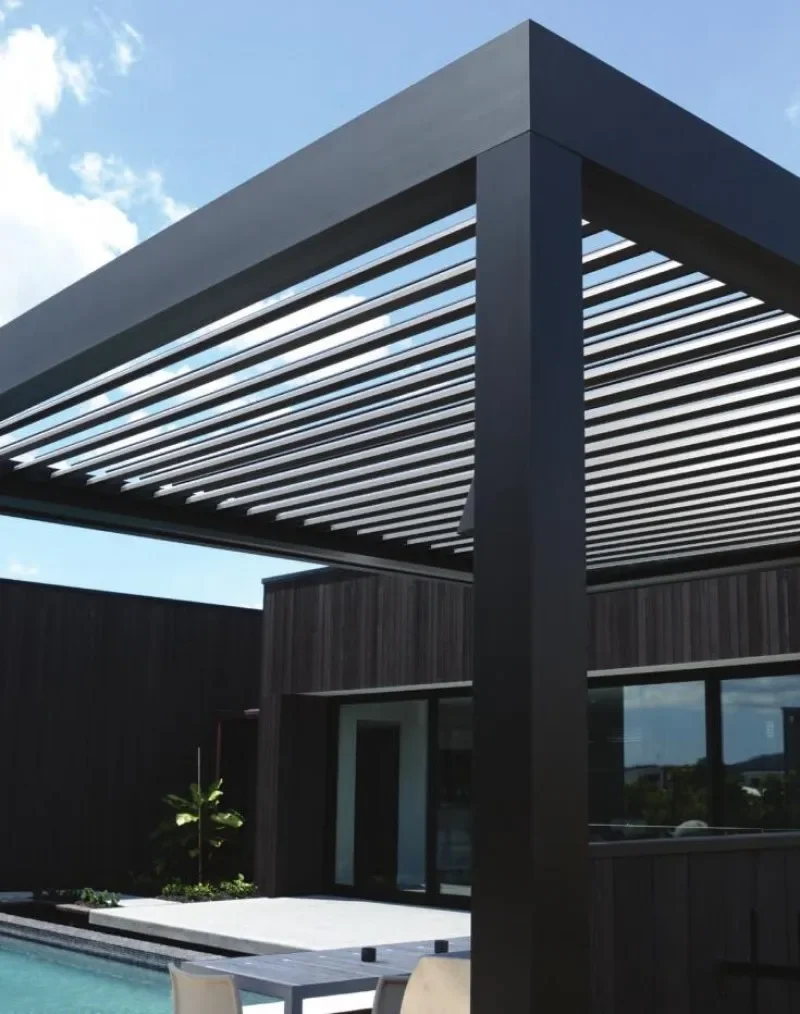 Pergola da tetto a lamelle impermeabile con parasole bioclimatico da giardino all\'aperto con ventilatori