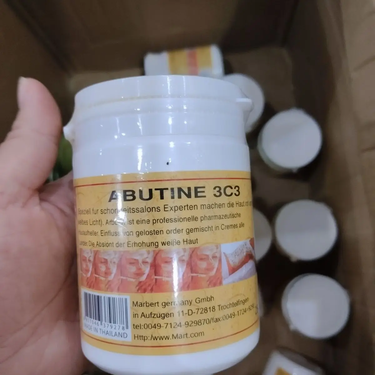 lotion-pour-le-corps-eclaircissante-a-l'arbutine-Evele-le-teint-et-reduit-les-taches-foncees-250-g-kem-danyang-trng-da