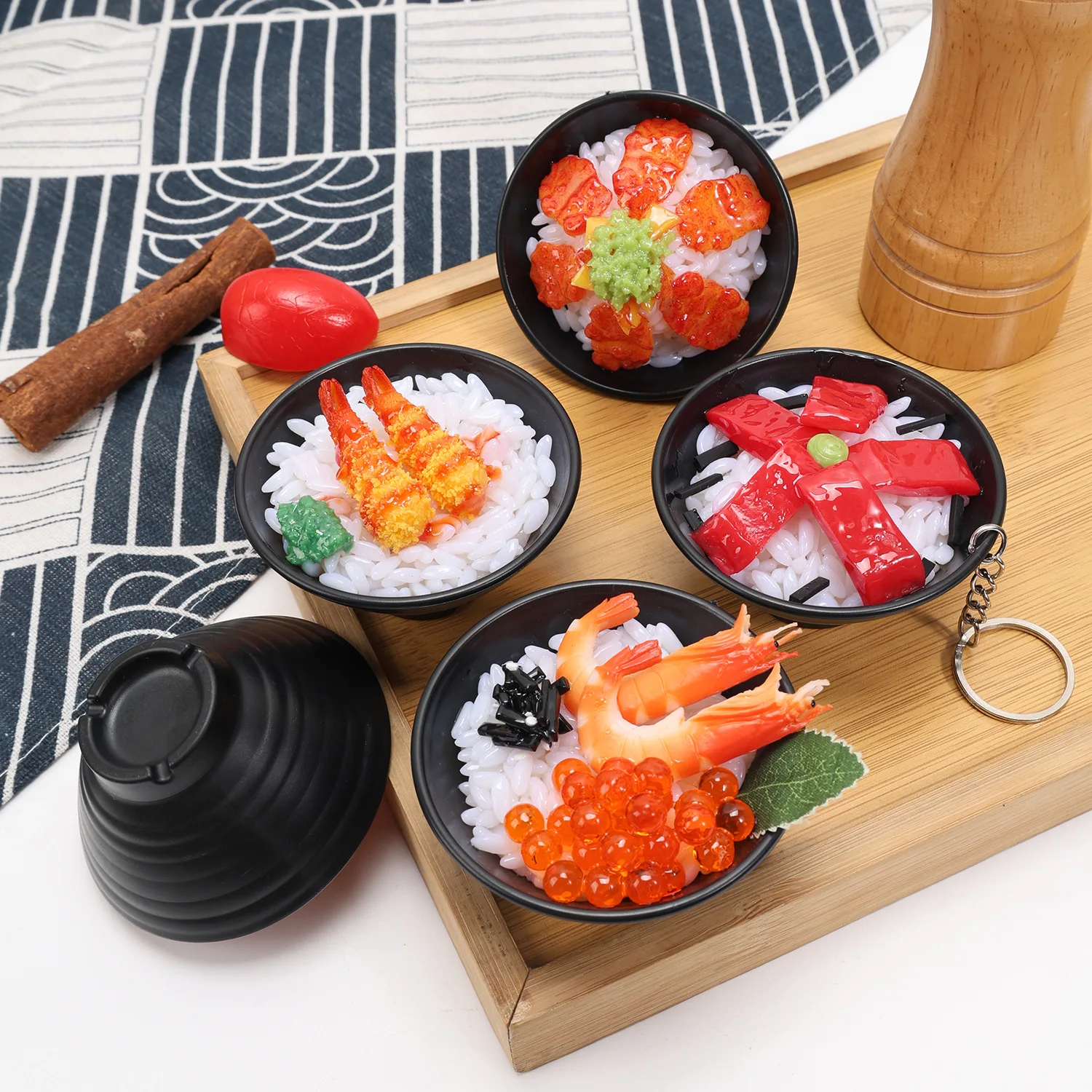 Mini Japanischer Sushi Donburi Reisschale Schlüsselanhänger, Künstliches Essen Sashimi Rindfleisch Aal Reis Simulation Anhänger, Realistische Schreibtisch-Dekoration