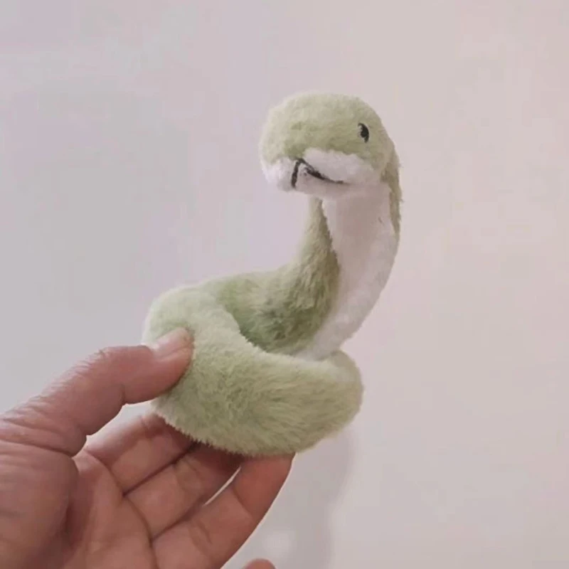 LLavero de juguete de peluche del año del serpiente, colgante de muñeco de peluche suave de serpiente verde pequeña de dibujos animados, llavero de coche, mochila, decoración de bolso, Gif para niños