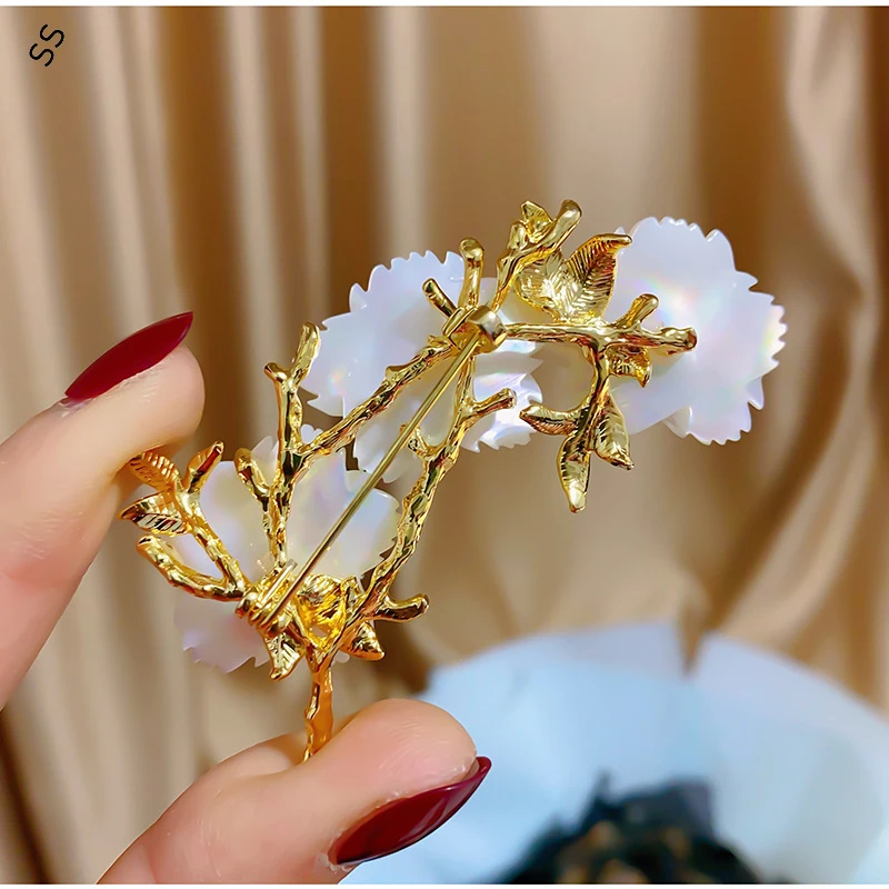 New Natural Female Shell Flower Brooch Fashion High-grade Green Agate Corsage Coat Suit Pins for Garment Accessories