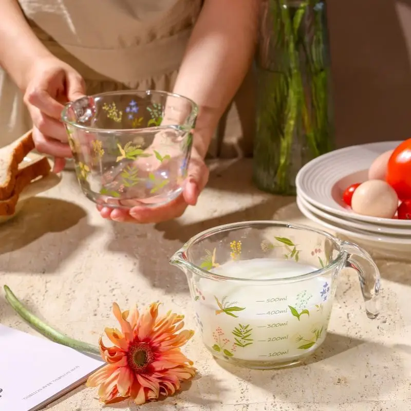 Blumenförmiger Glas-Messbecher mit Skala und Griff, verbrühungssicherer Milchbecher in Lebensmittelqualität, Küchen-Backbecher und Eierschlägerbecher, speziell.