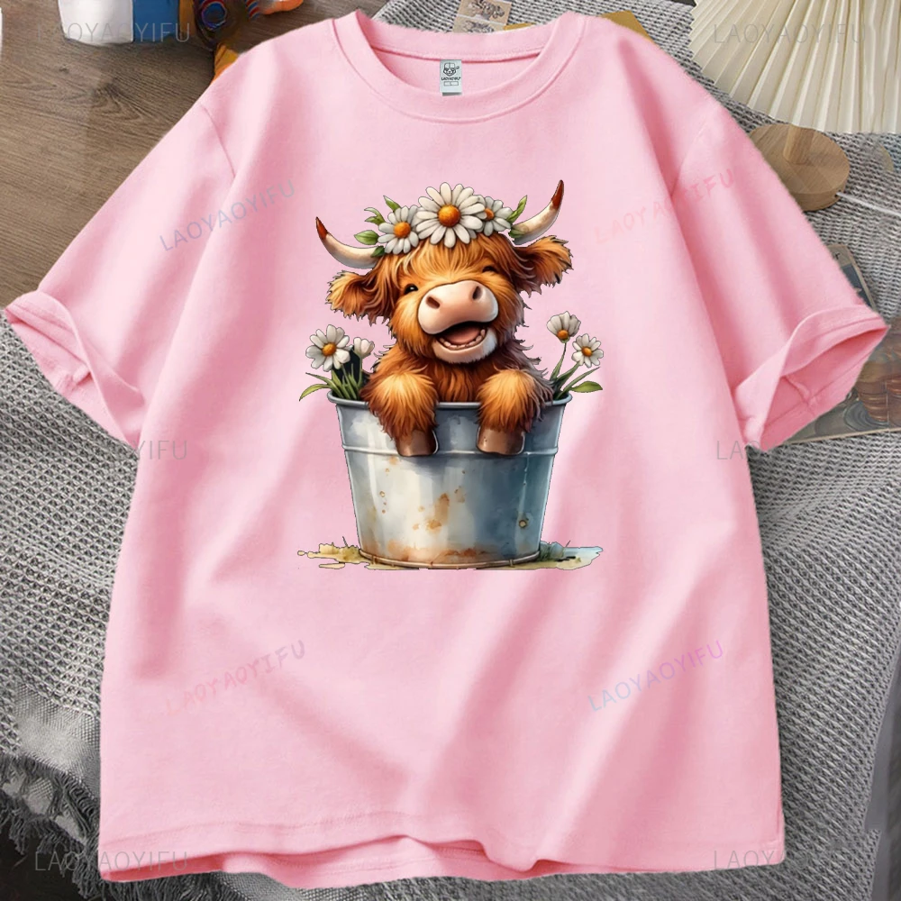 تي شيرت حريمي هايلاند بقرة مطبوع عليه زهور وياقة دائرية وأكمام قصيرة تي شيرت كاجوال رياضي يومي لفصل الربيع والصيف أزياء الشارع الأسود