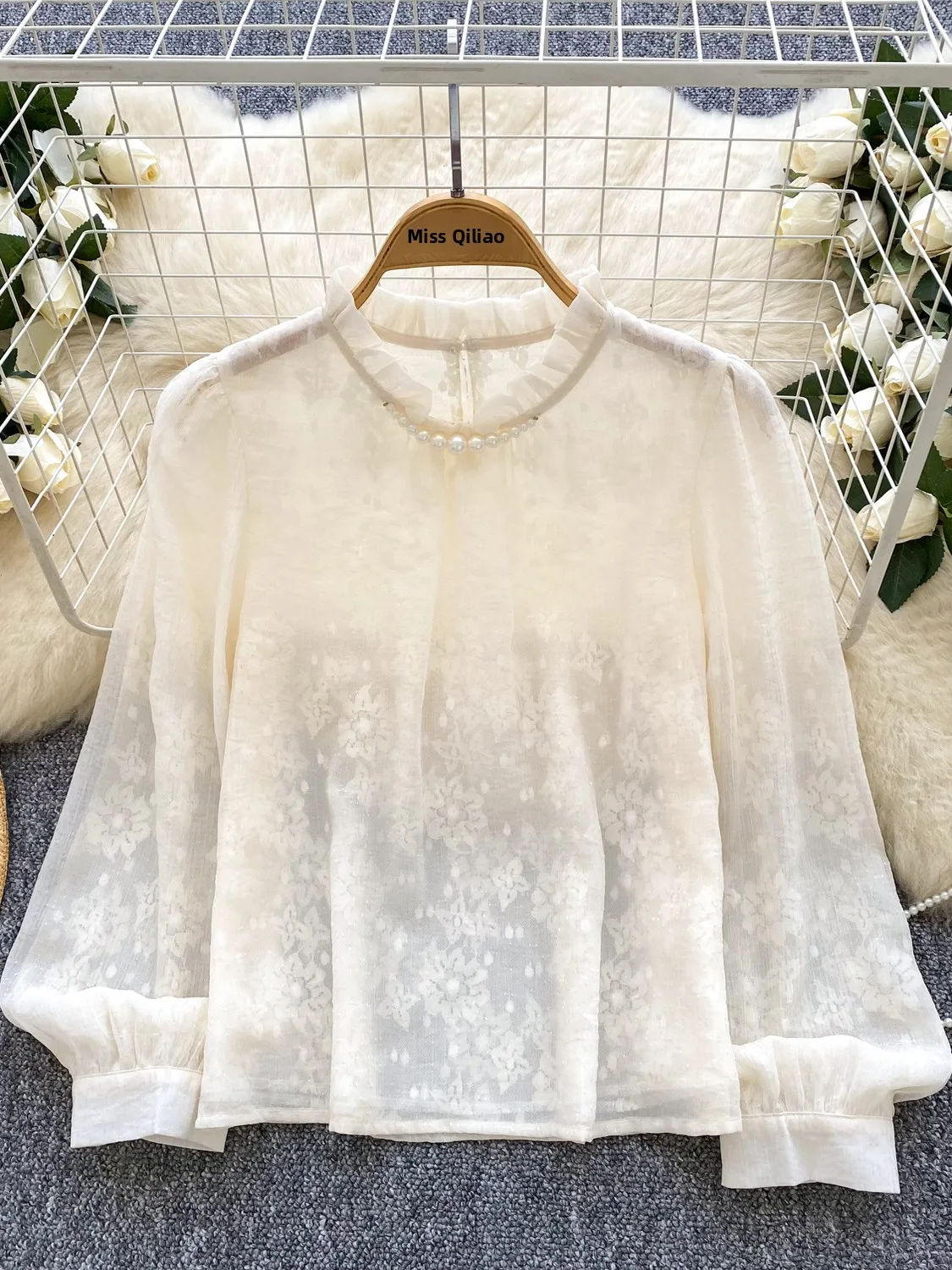เสื้อตาข่ายปักลายฉลุ ผ้าเนื้อนุ่ม ใส่สบาย ทรงหลวม ใส่ได้หลายโอกาส เหมาะสำหรับเป็นเสื้อตัวใน หรือใส่เดี่ยวๆ ด้วยงานปักที่ละเอียดอ่อน