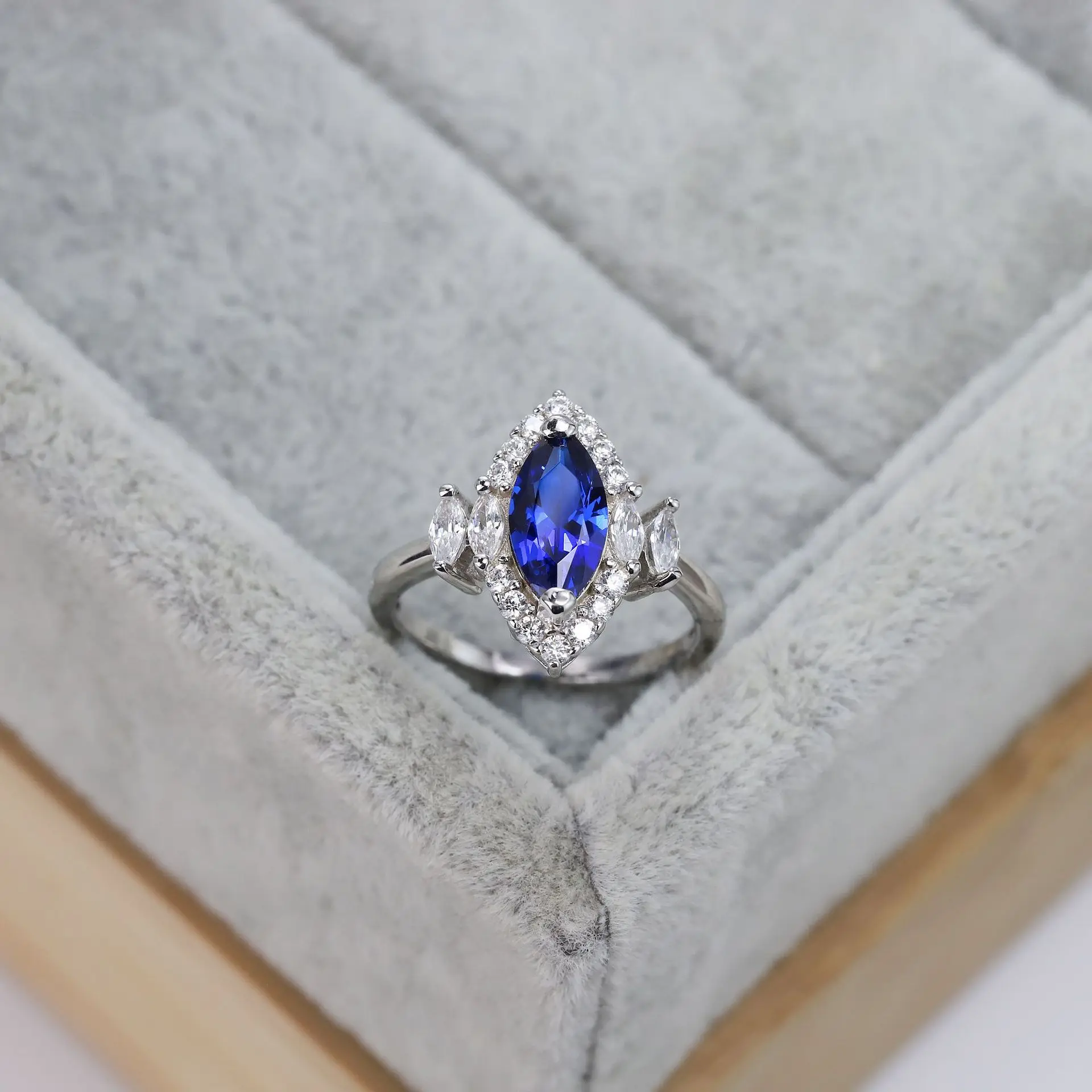 

S925 Sterling Silver Ring Luxury Blue Pave Diamond Elegant Simple Personality Proposal