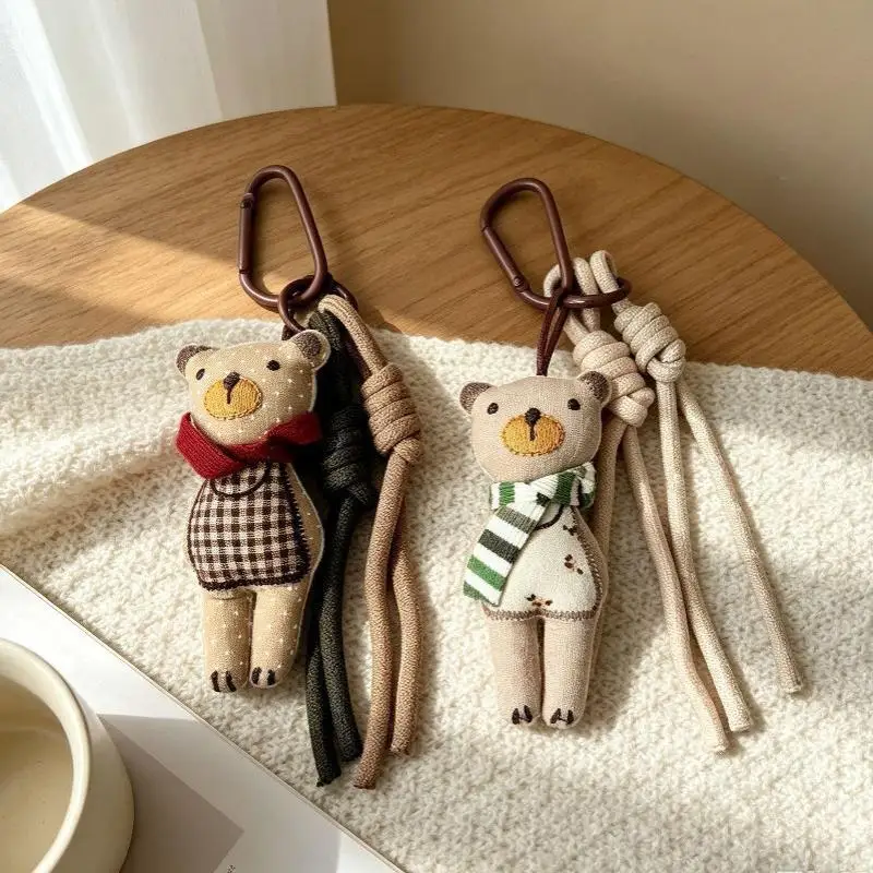 Bären-Taschenanhänger, niedliche Stoff-Bärenpuppe mit Schal und geflochtenem Seilclip zur Dekoration von Handtaschen, Geldbörsen, Rucksäcken und Tragetaschen, Geschenk. – Detail 3
