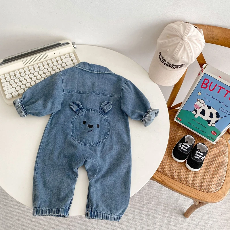 New autumn baby clothing, 0-3 year old male and female babies, denim teddy bear embroidered long sleeved jumpsuit, crawling suit