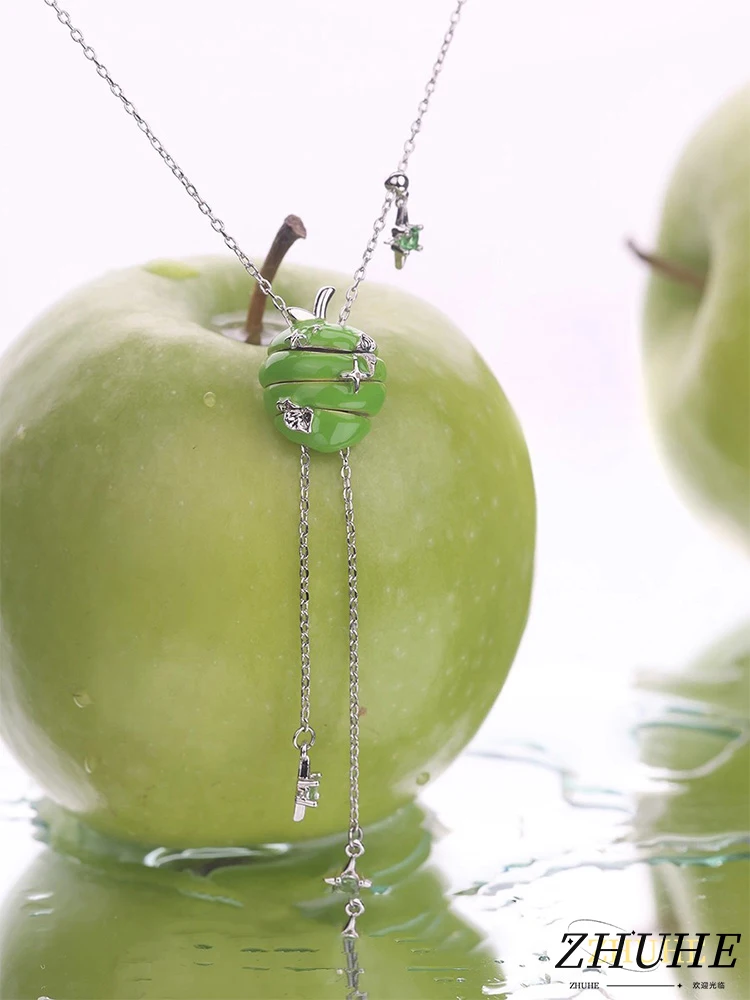 

Apple Slice Necklace With A Niche Design, Exuding A Sense Of Sophistication, Sweetness And Coolness, And A Cool