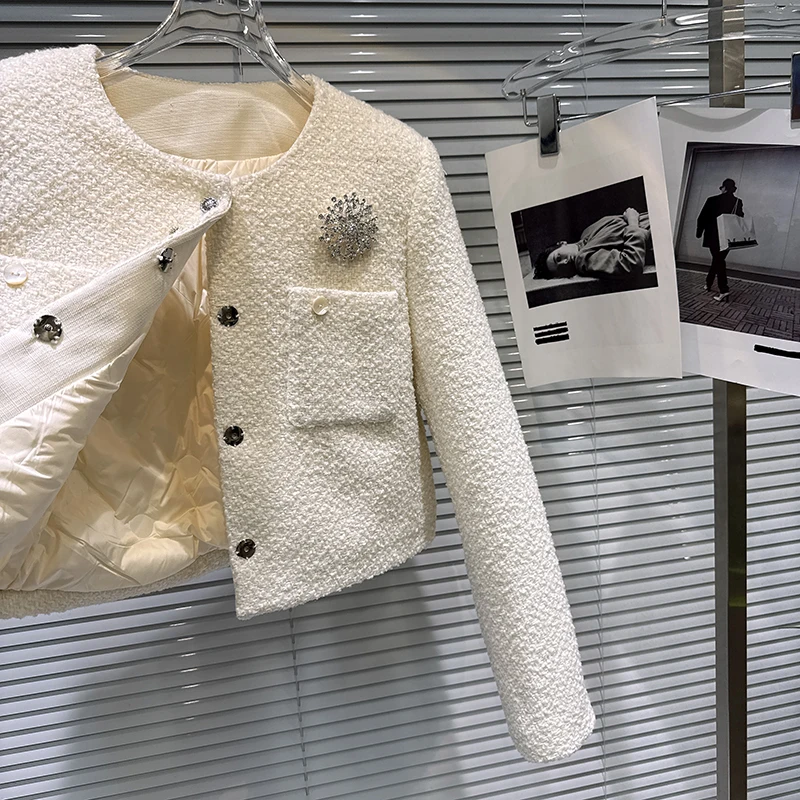 Krótka kurtka z metalową klamrą w stylu małej, delikatnej ozdoby, z wyściółką z puchu, elegancka i modna, nowość na zimę 2025 dla kobiet.