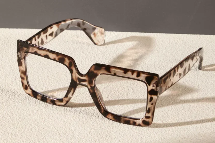 

Ladies' fashion glasses, perfect for decoration, office styling, and gifting to family and friends.