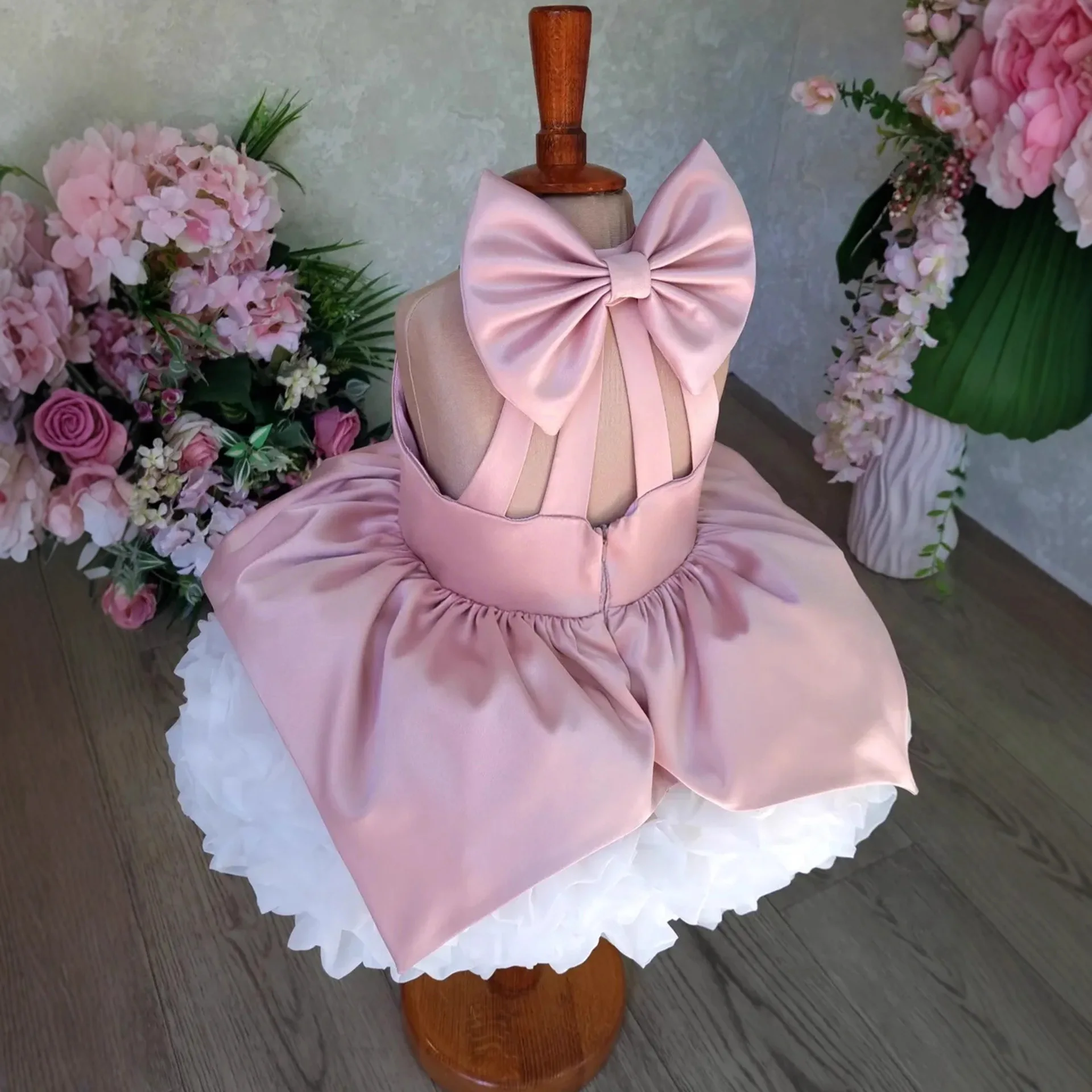 Wunderschönes rosa Blumenmädchenkleid mit Schleife, Puffärmel, Partykleid für Hochzeiten, Satin, Kindergeburtstag, Festkleid, maßgeschneidert – Detail 2
