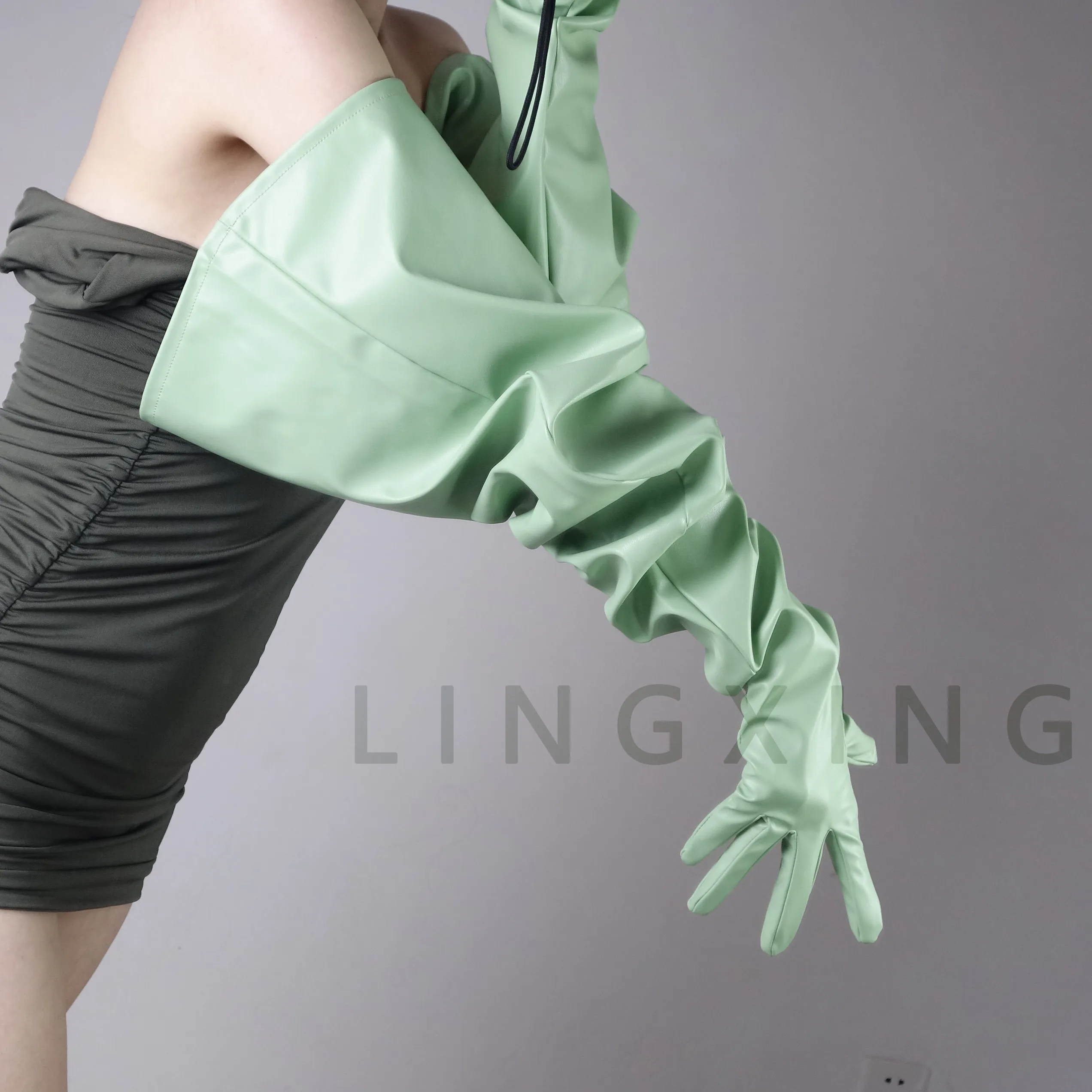 85 cm lange PATENT-HANDSCHUHE, Unisex, Kunstleder, glänzend, goldfarben, schwarz, locker sitzende PUFF-Ärmel, breite Ärmel, modisch – Detail 12