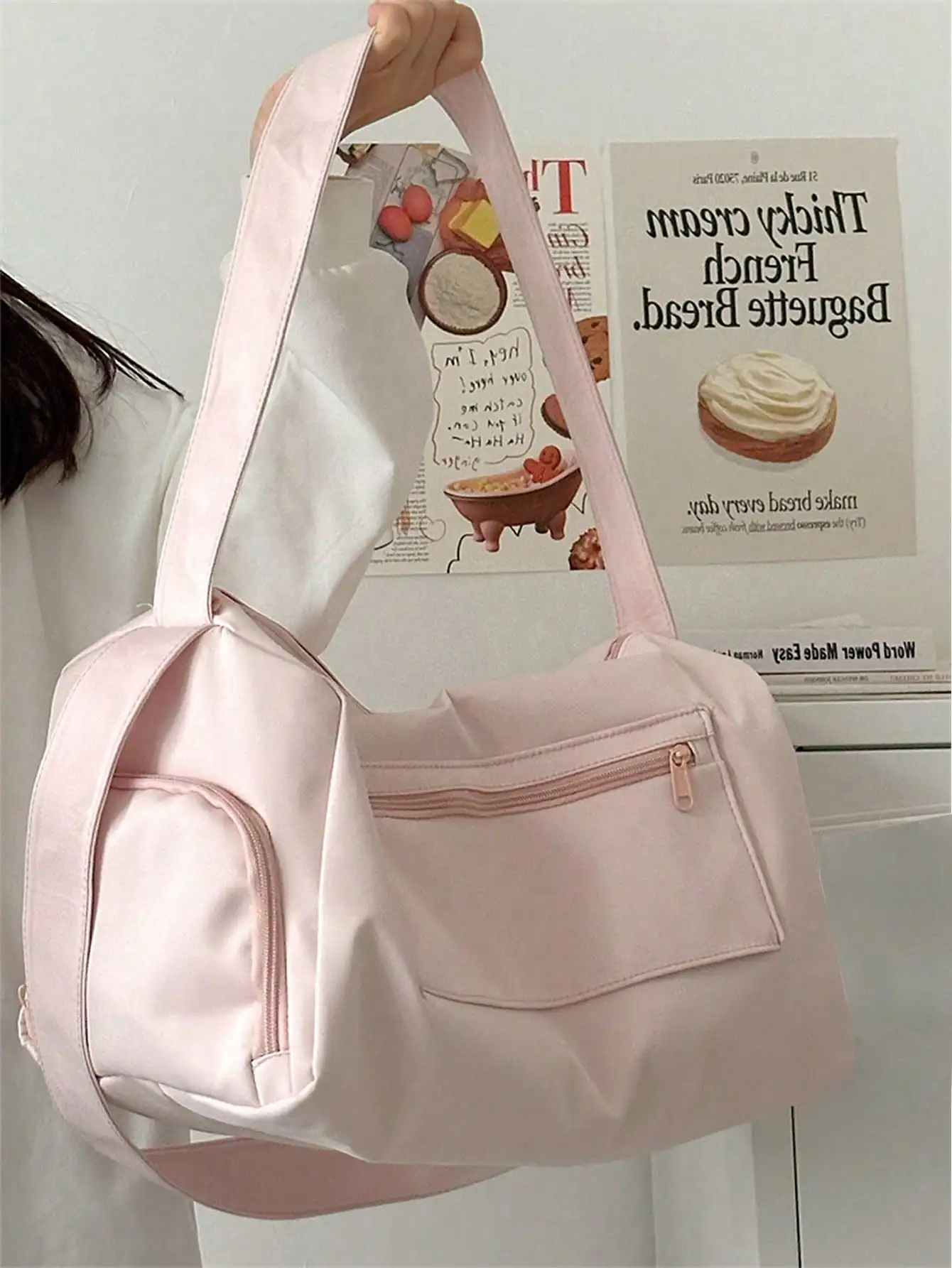 

Легкая розовая спортивная сумка с регулируемым ремнем и передним карманом на молнии