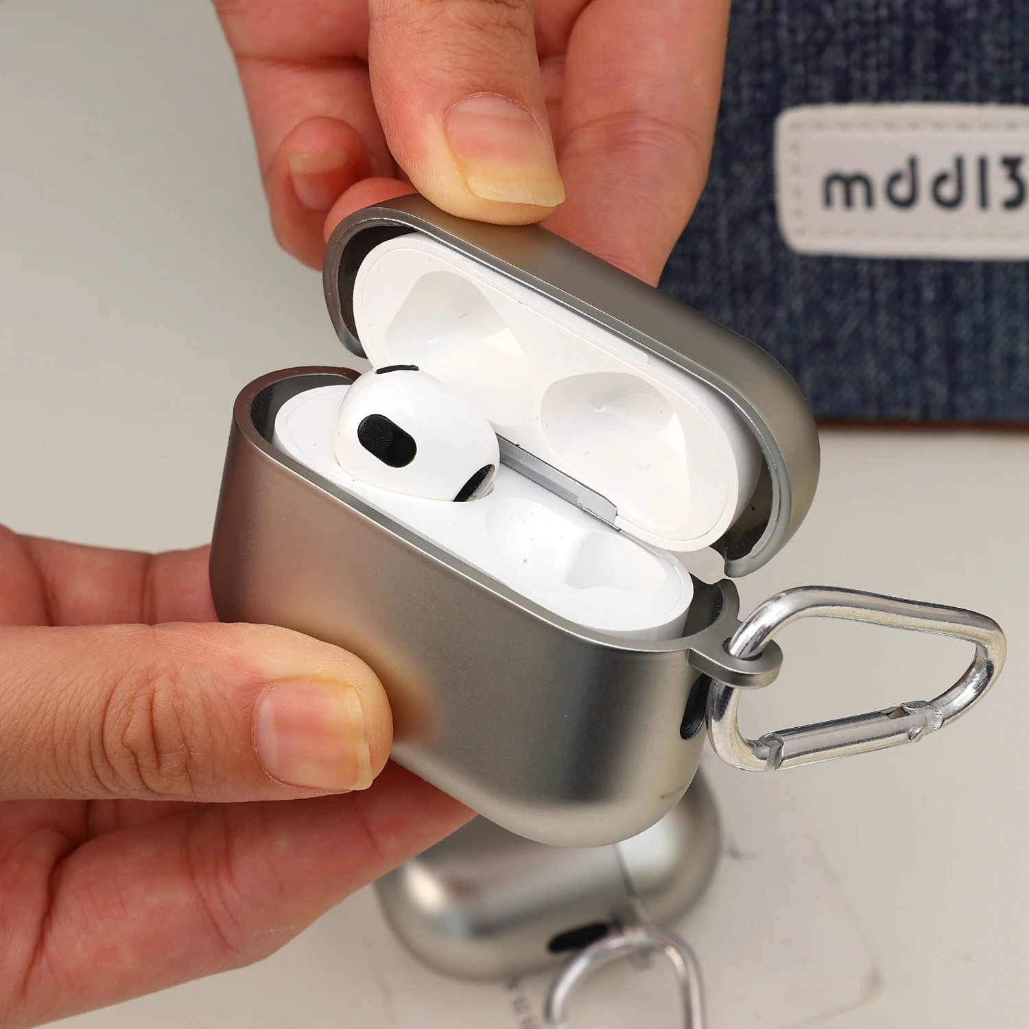 Custodia protettiva antiurto anticaduta per Air Pods Pro3 Custodia protettiva Cover per auricolari opaca elettrolitica per AirPods Pro 3